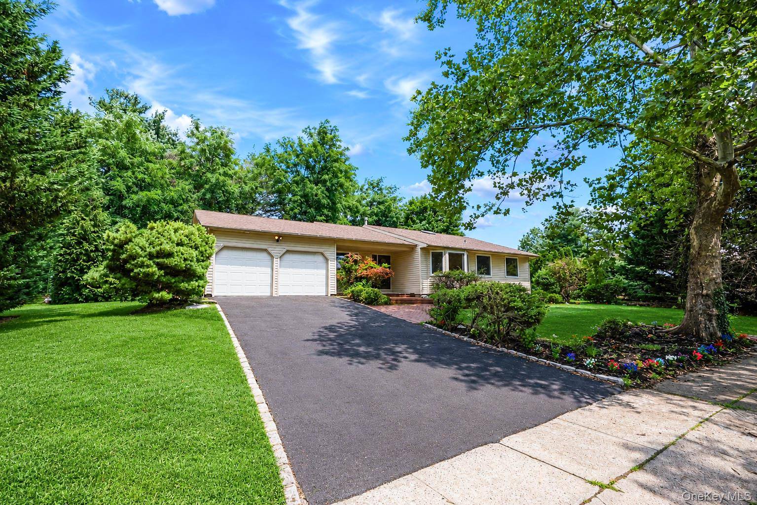 15 Dix CIR, Dix Hills, NY 11746