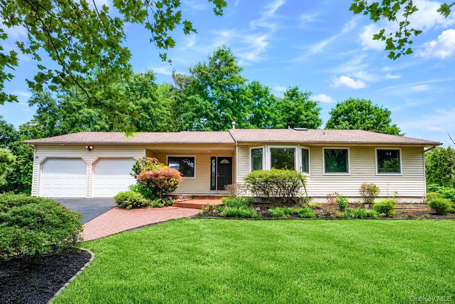 15 Dix CIR, Dix Hills, NY 11746