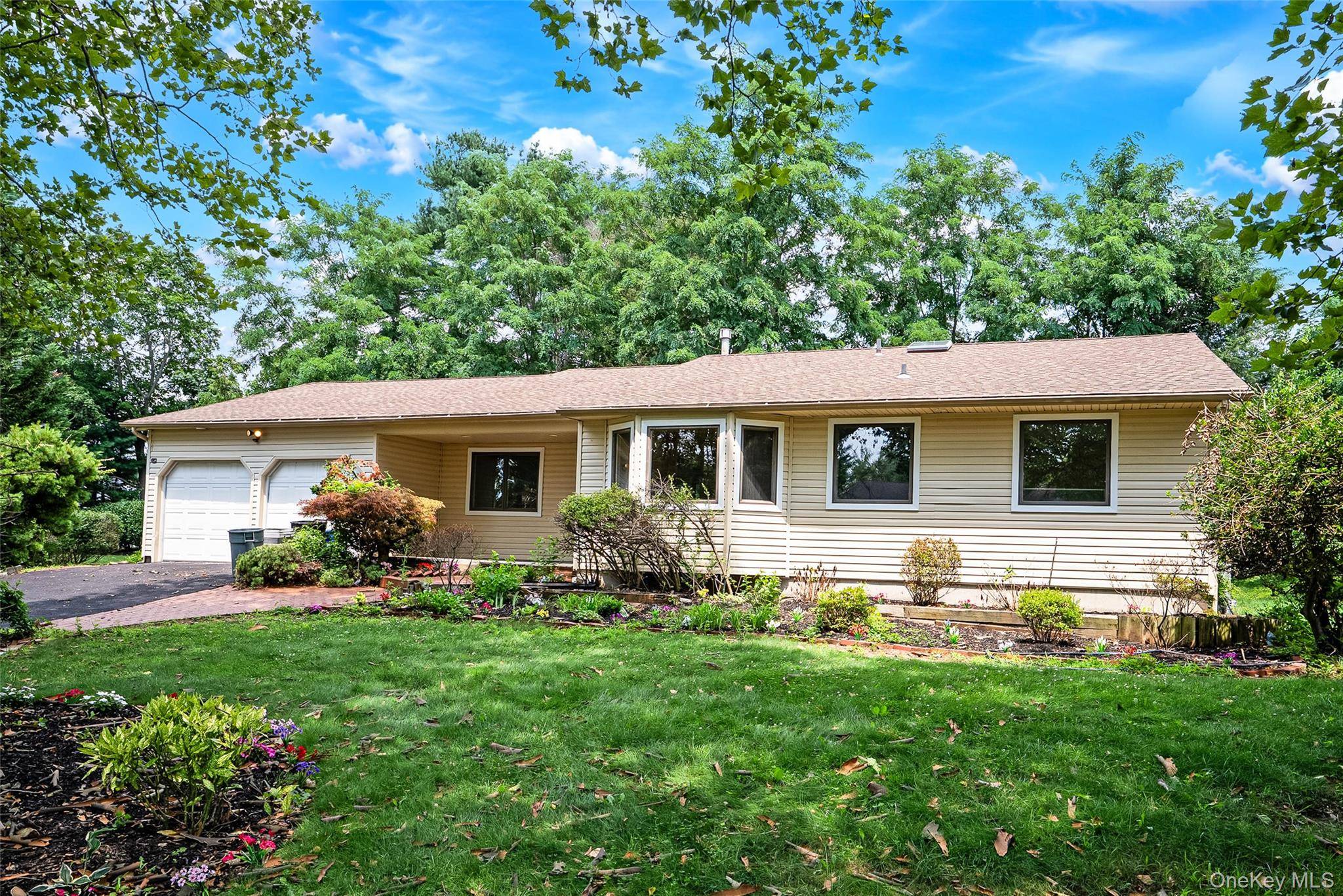 15 Dix CIR, Dix Hills, NY 11746