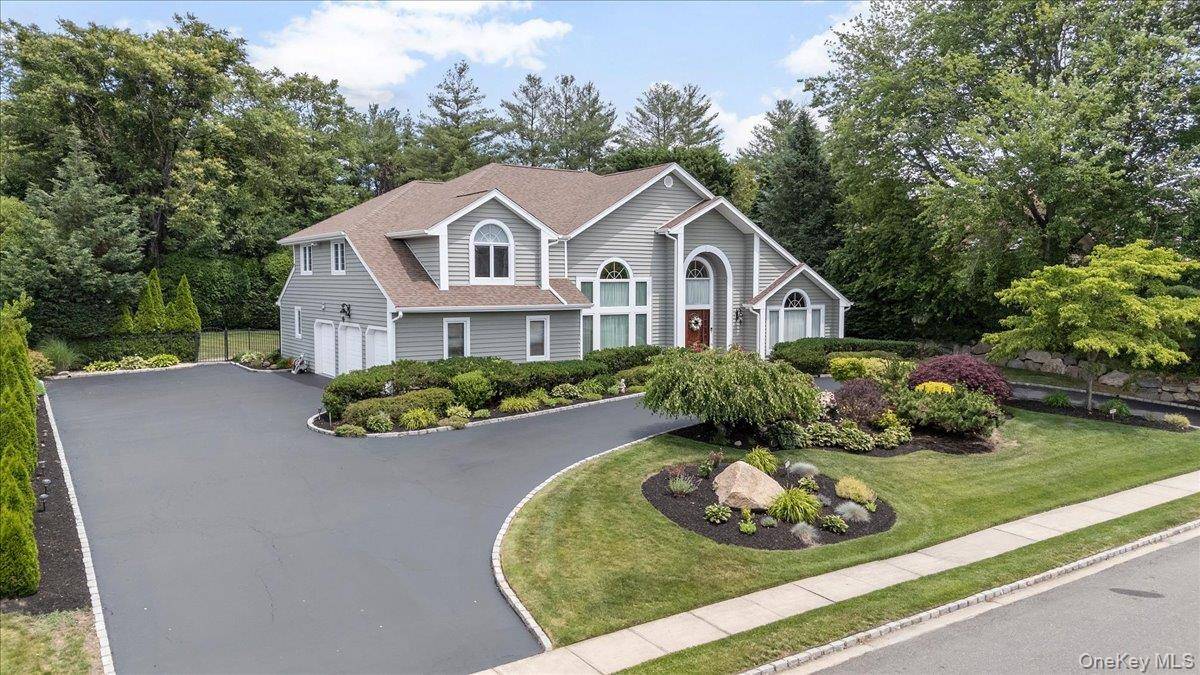 4 Shannon DR, Woodbury, NY 11797