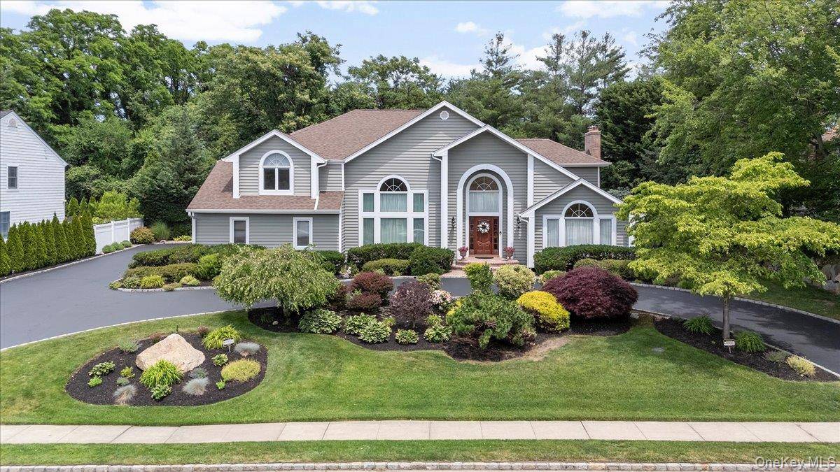 4 Shannon DR, Woodbury, NY 11797