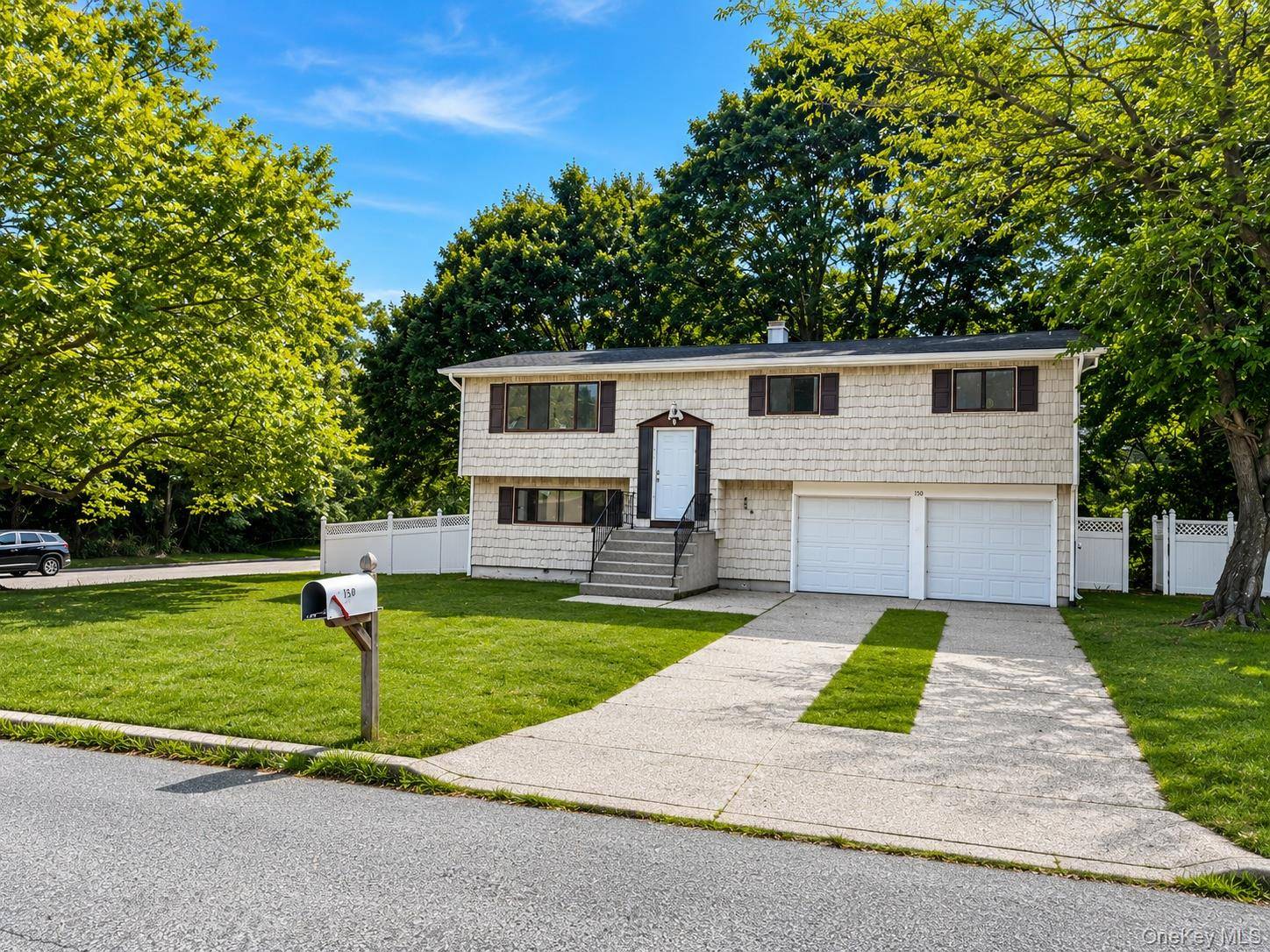 150 8th AVE, Holtsville, NY 11742