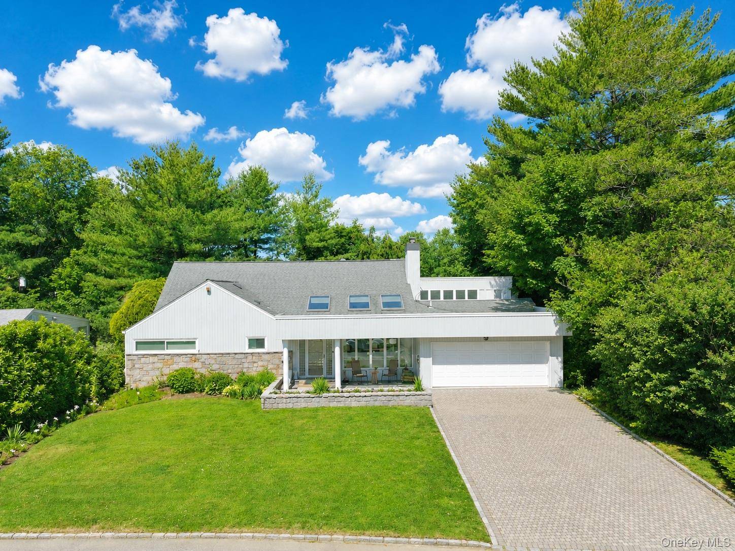 9 Arbor RD, East Hills, NY 11577