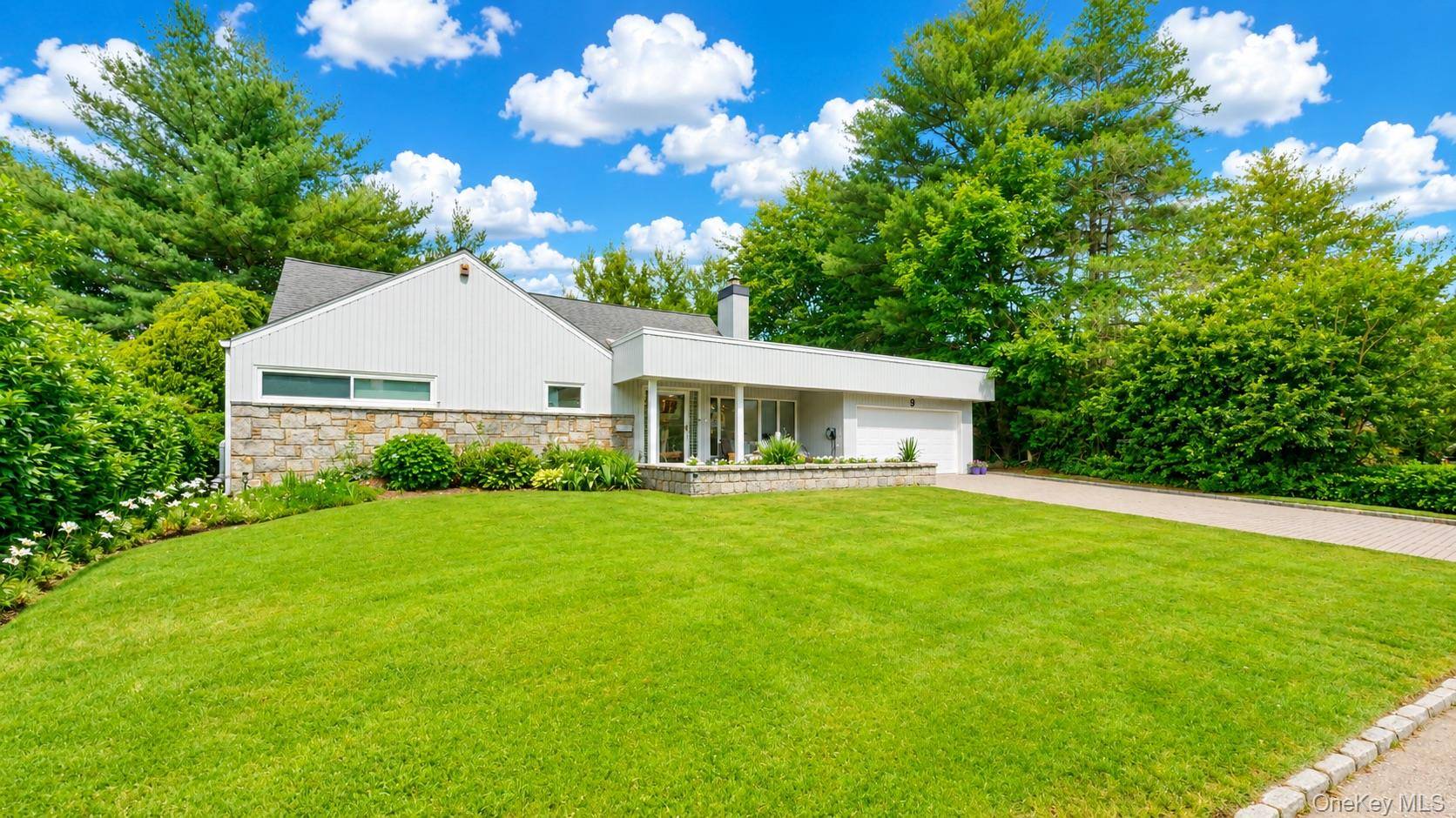 9 Arbor RD, East Hills, NY 11577