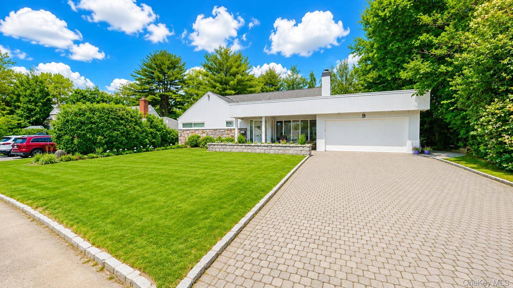 9 Arbor RD, East Hills, NY 11577