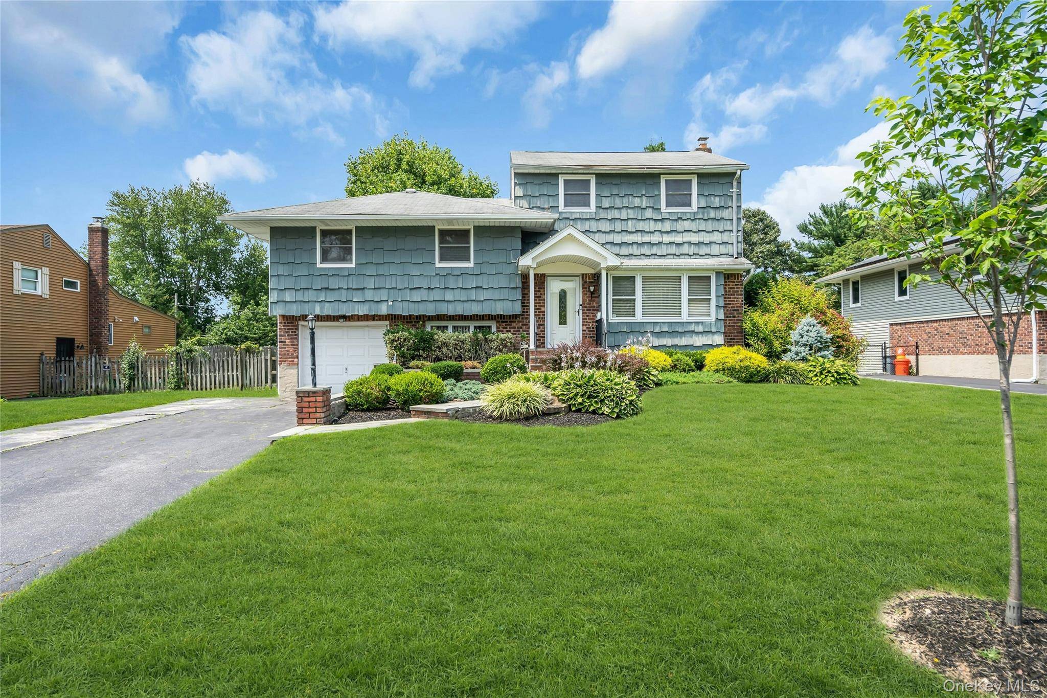 4 Crabapple LN, Commack, NY 11725