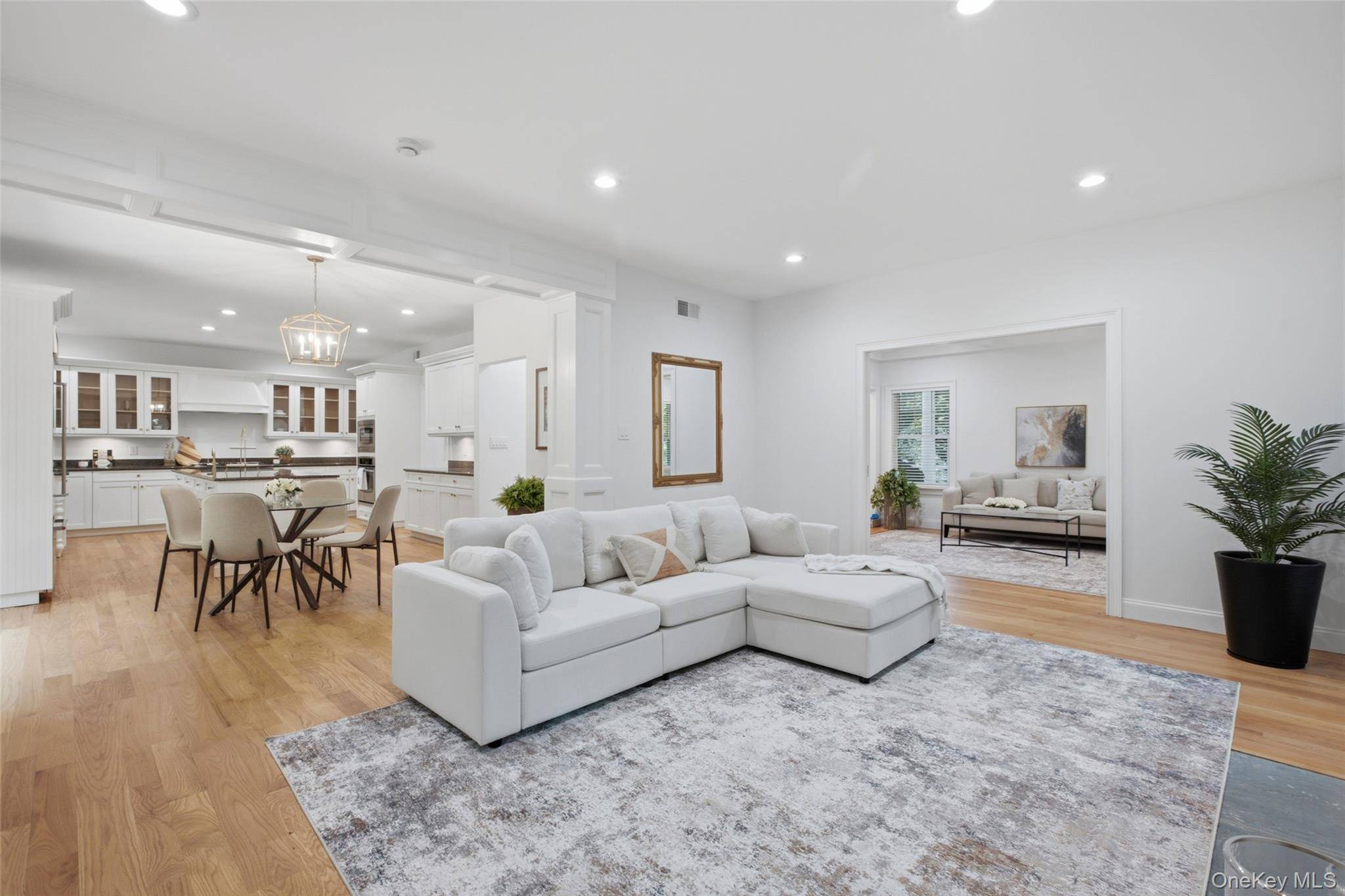 17 Nadworny LN, Stony Brook, NY 11790
