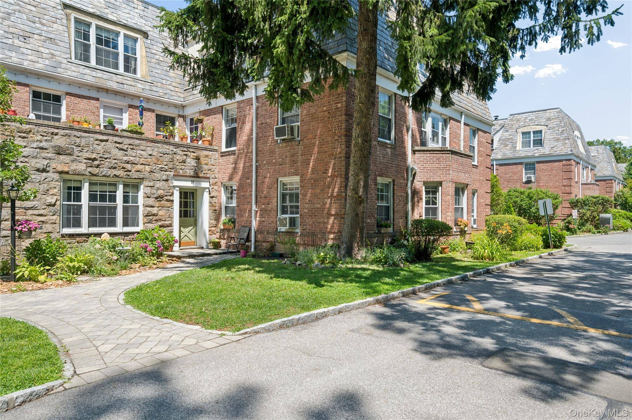 84 Pinewood RD #1F, Hartsdale, NY 10530