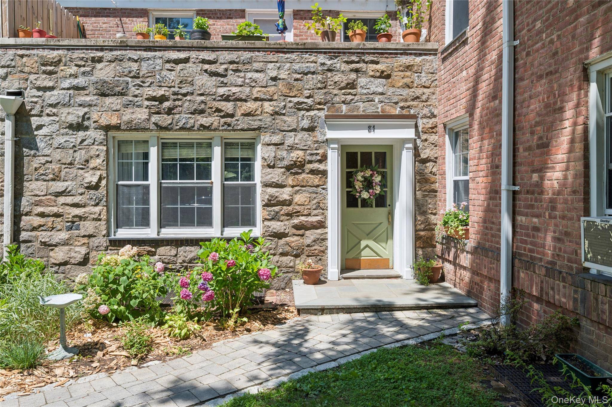84 Pinewood RD #1F, Hartsdale, NY 10530
