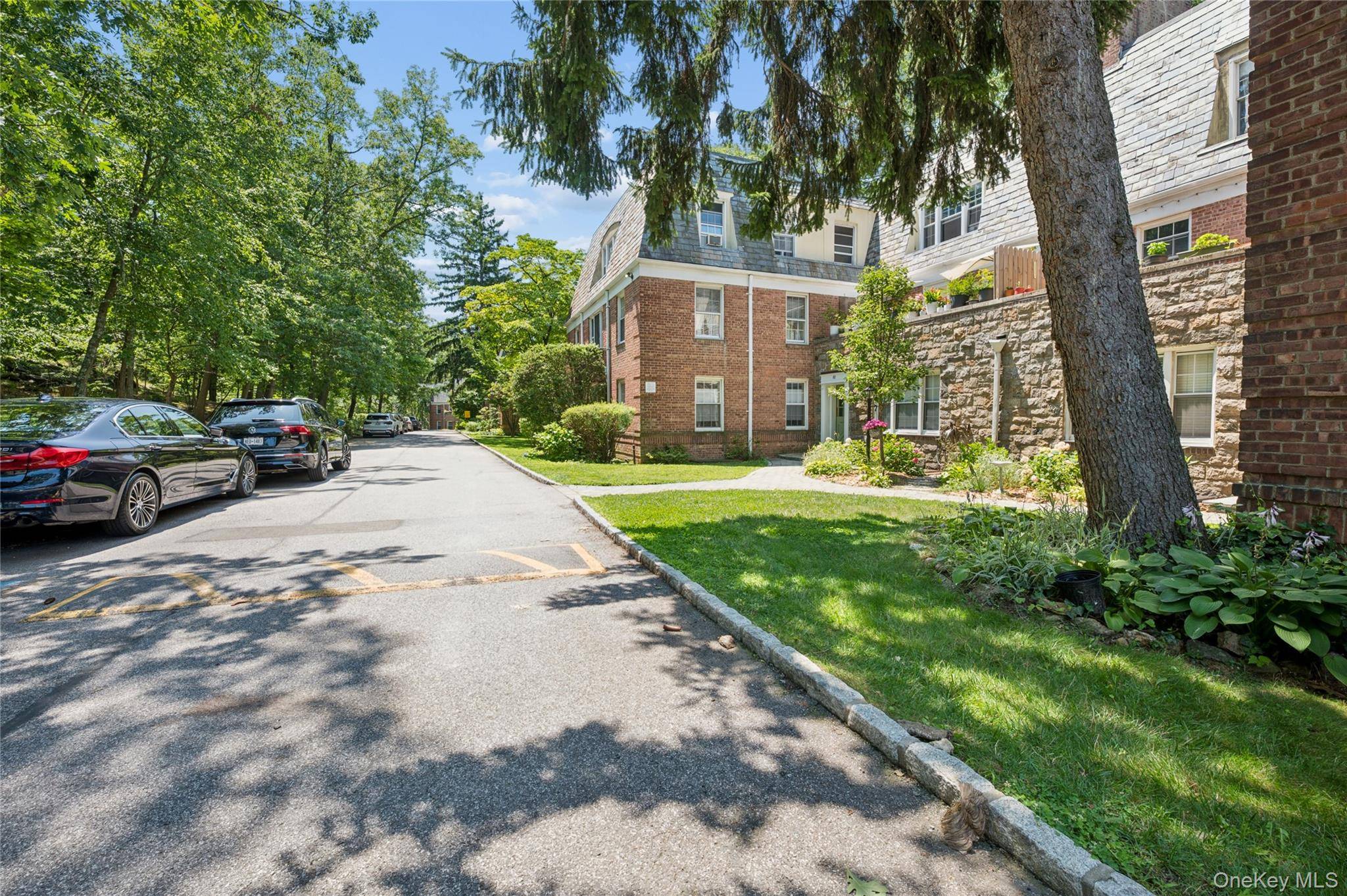 84 Pinewood RD #1F, Hartsdale, NY 10530