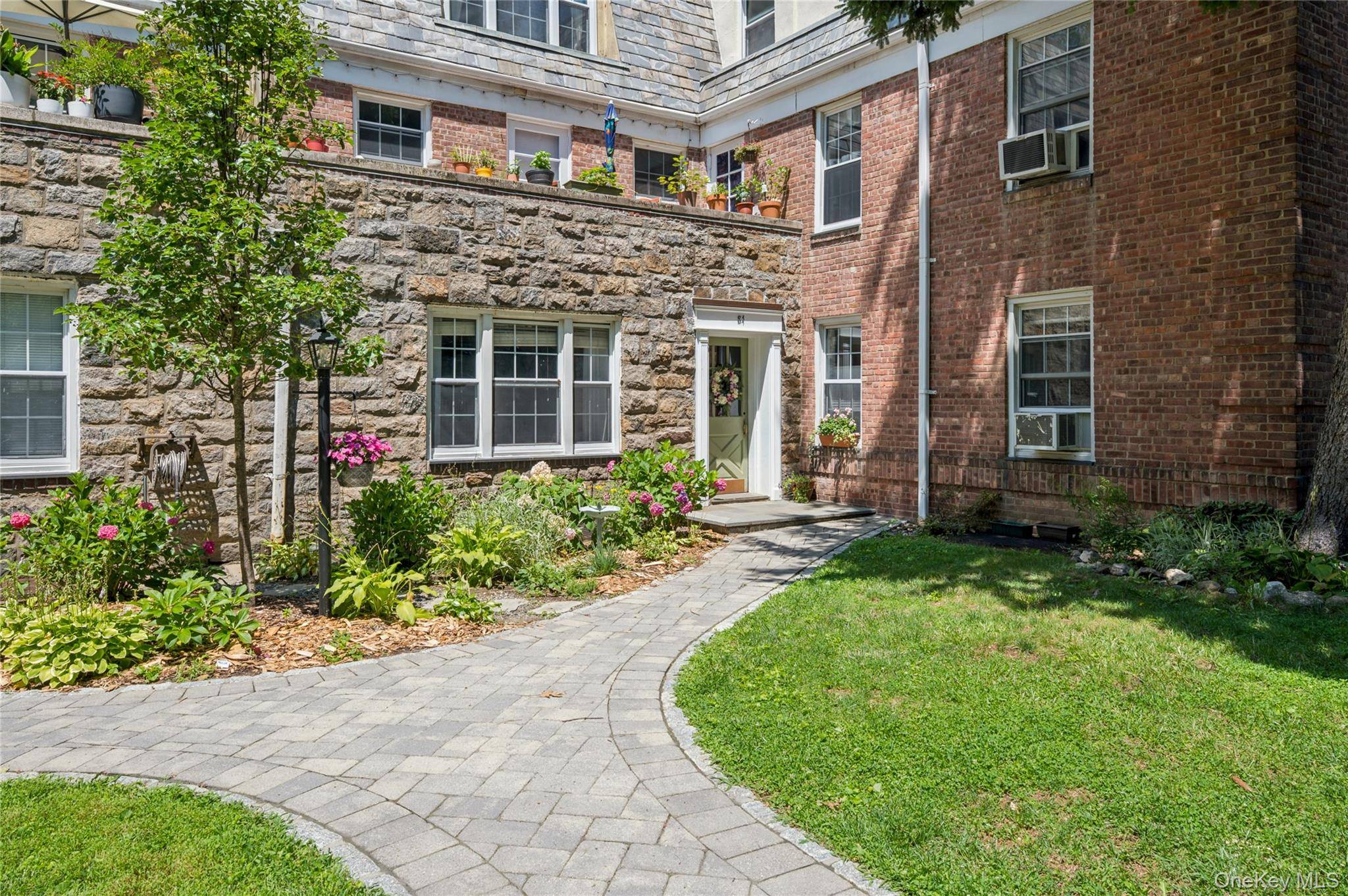 84 Pinewood RD #1F, Hartsdale, NY 10530