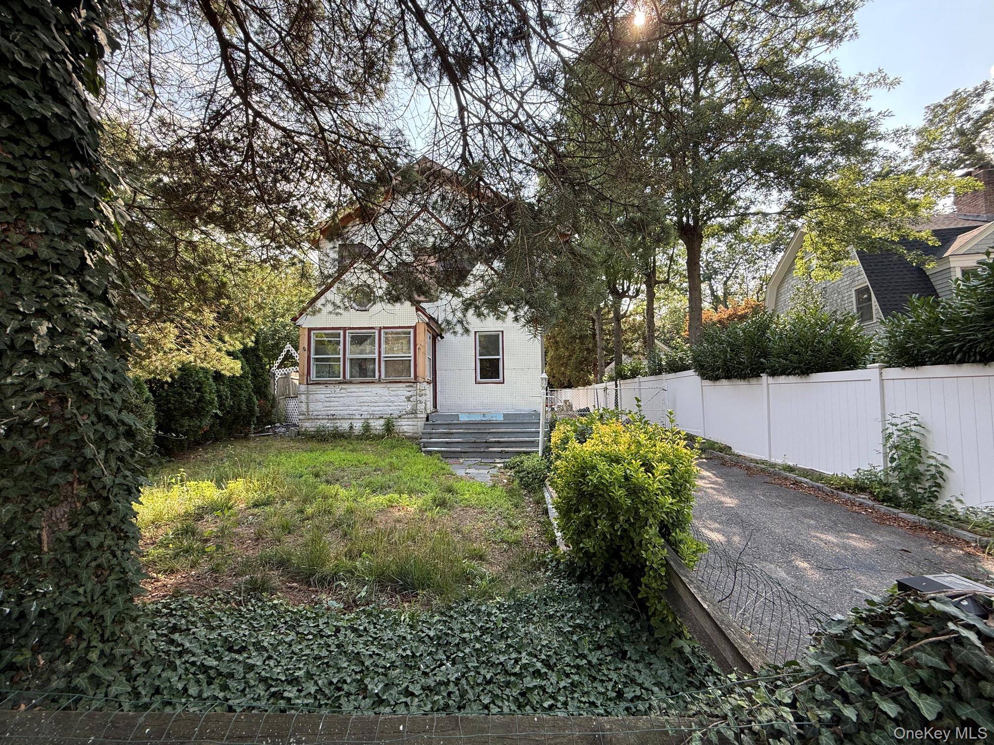 1014 Washington DR, Centerport, NY 11721