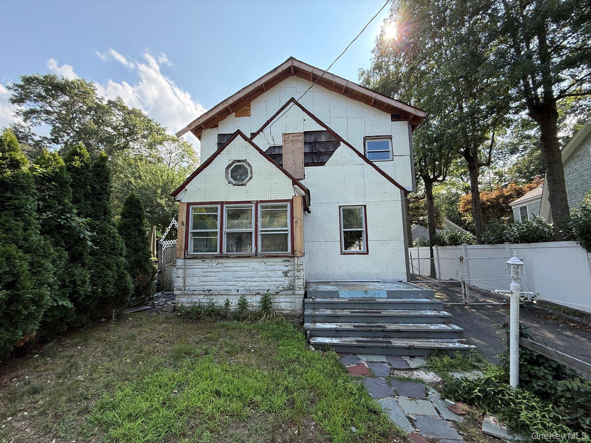 1014 Washington DR, Centerport, NY 11721