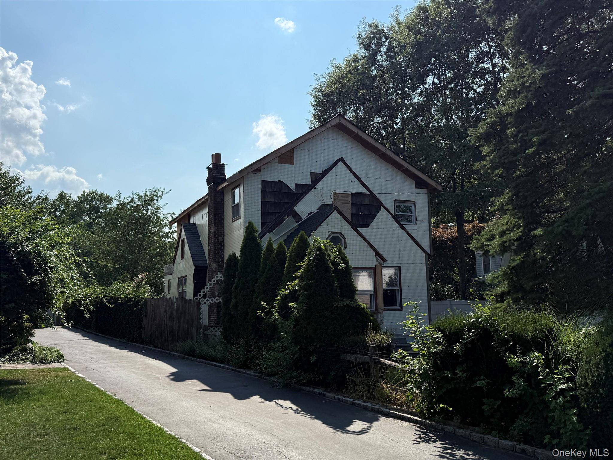 1014 Washington DR, Centerport, NY 11721
