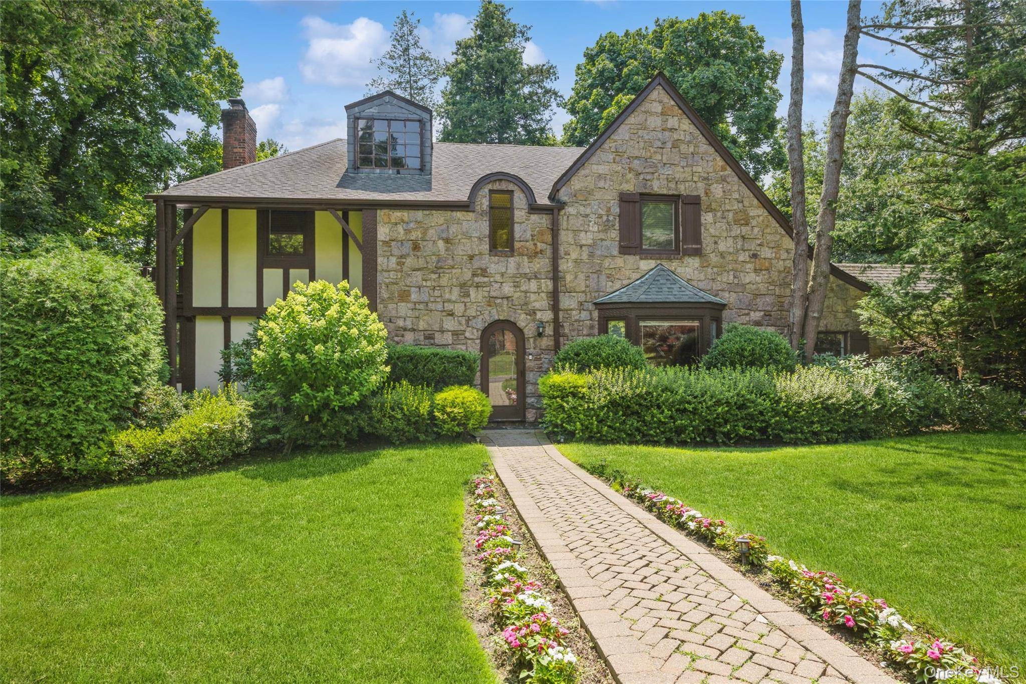 1 Winfield TER, Great Neck, NY 11023