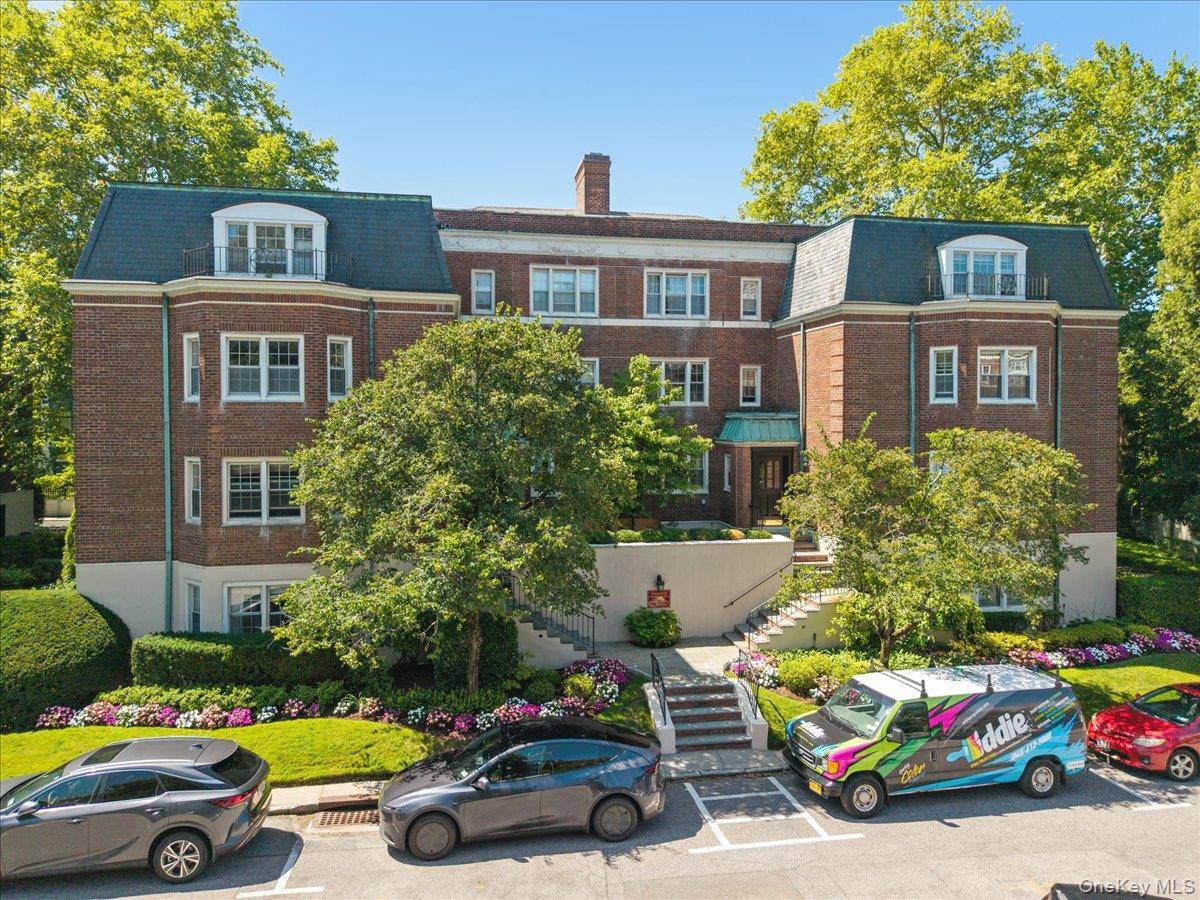 7 Chateaux CIR #7F, Scarsdale, NY 10583