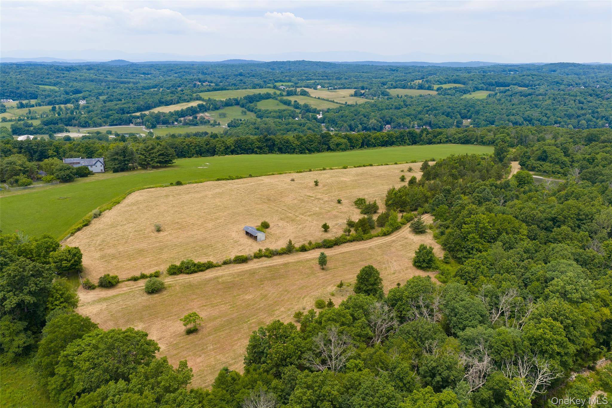 88 Top of the Hill LN, Stanfordville, NY 12581