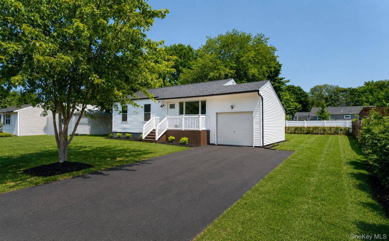 743 Hoffman AVE, Bellport, NY 11713