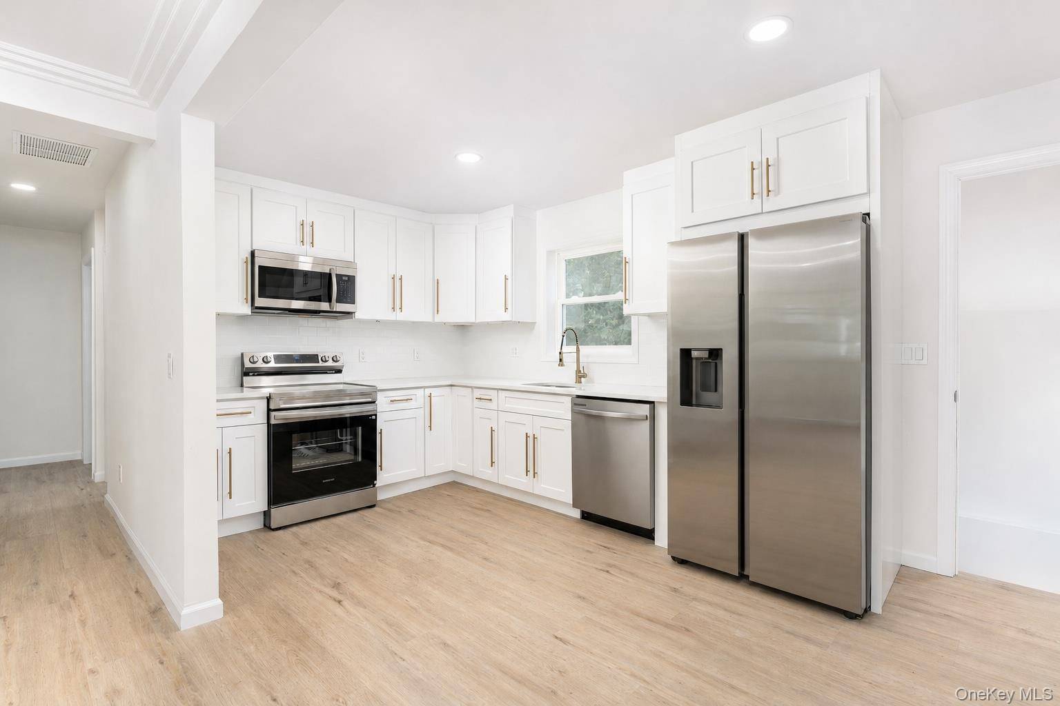 743 Hoffman AVE, Bellport, NY 11713