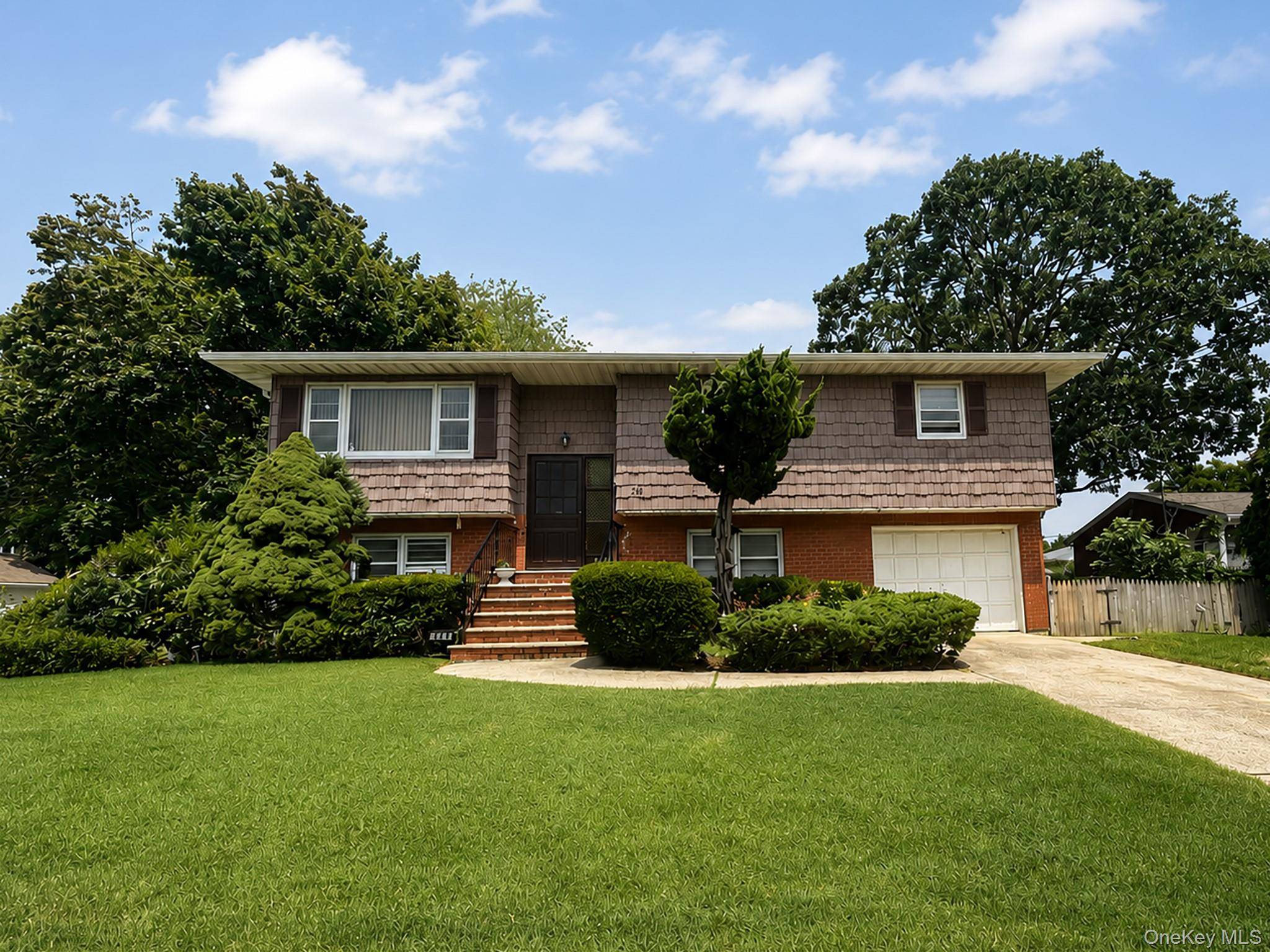 344 47th ST, Lindenhurst, NY 11757
