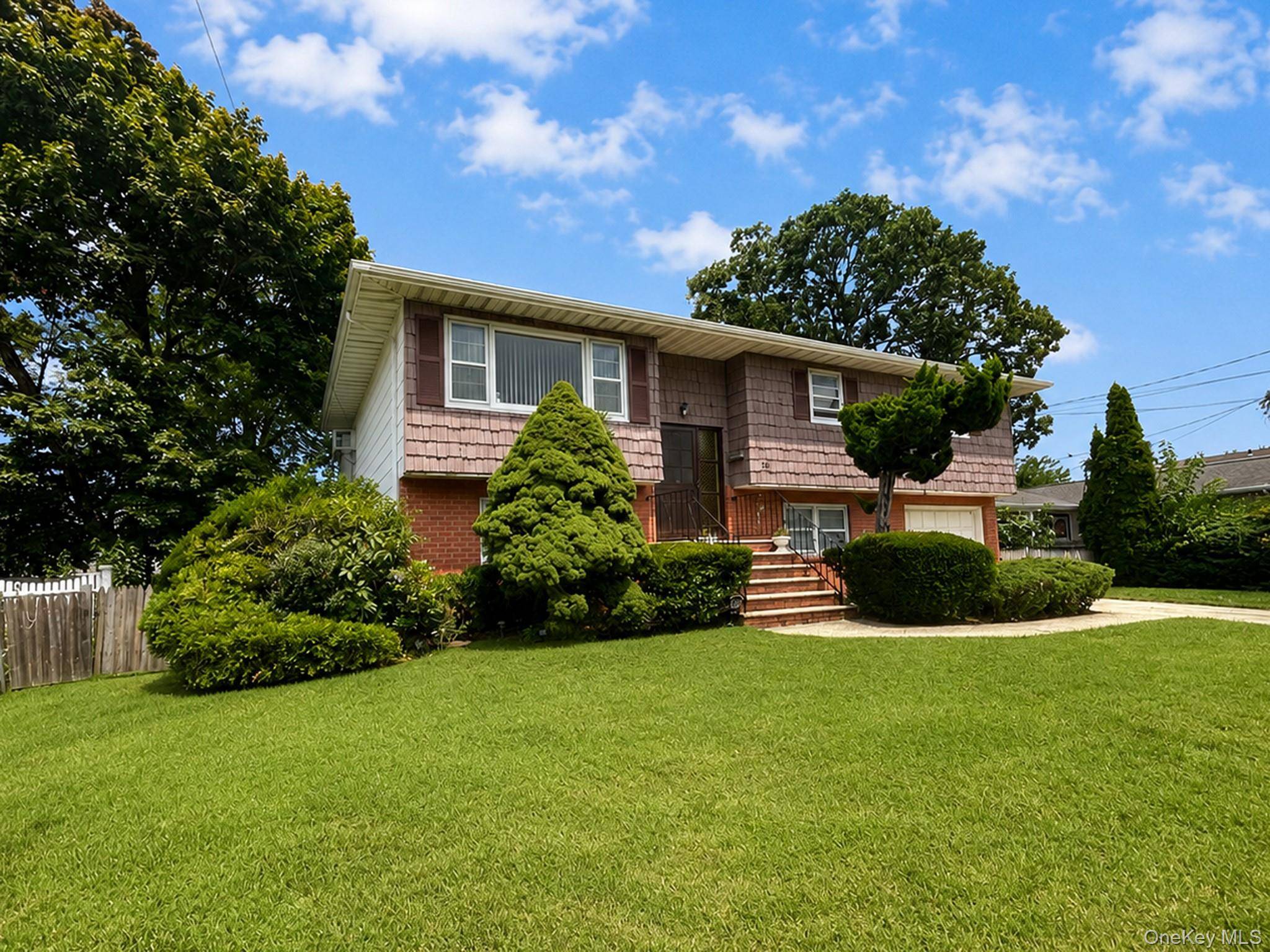 344 47th ST, Lindenhurst, NY 11757