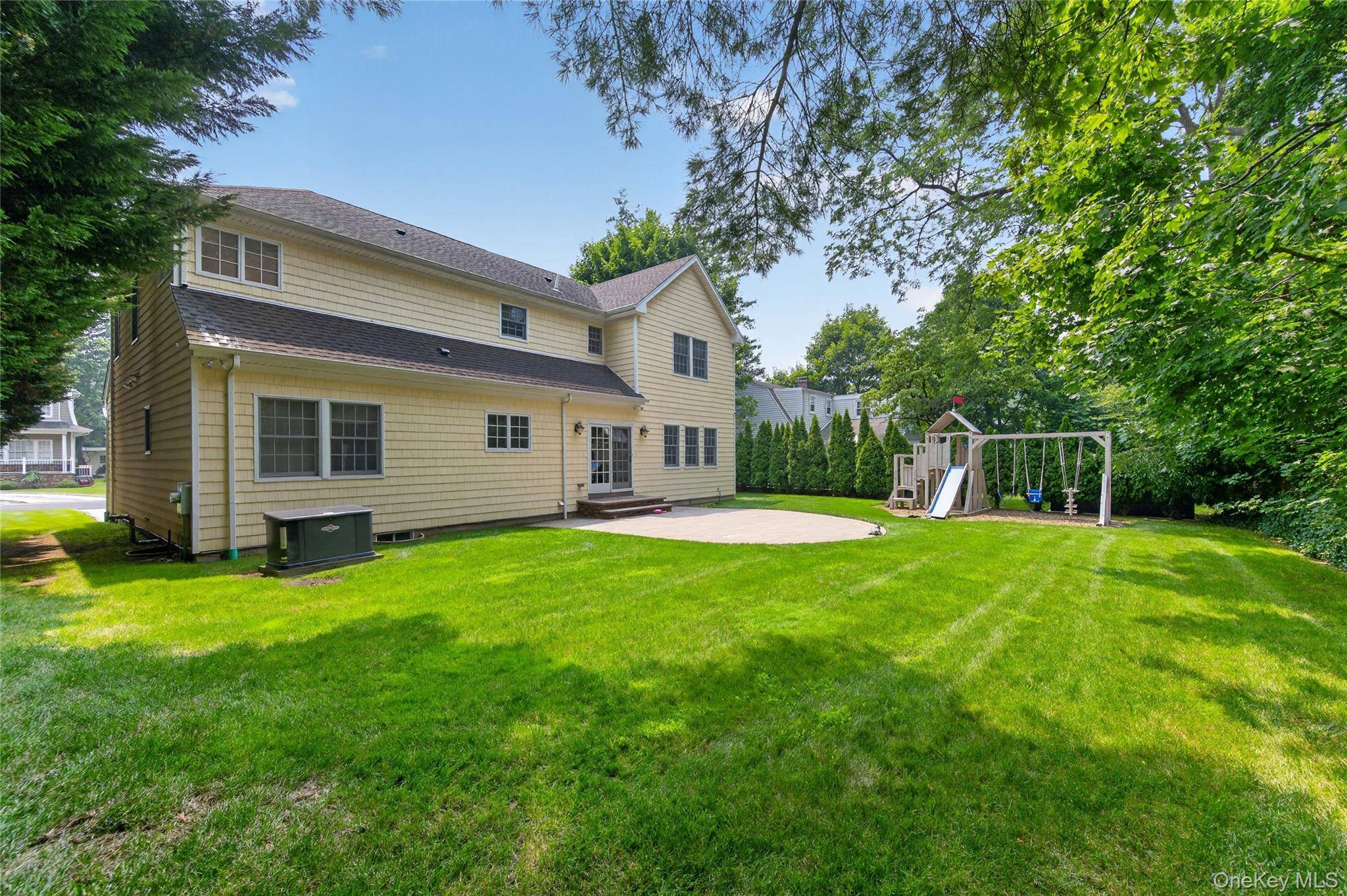 136 Circle DR, Roslyn Heights, NY 11577