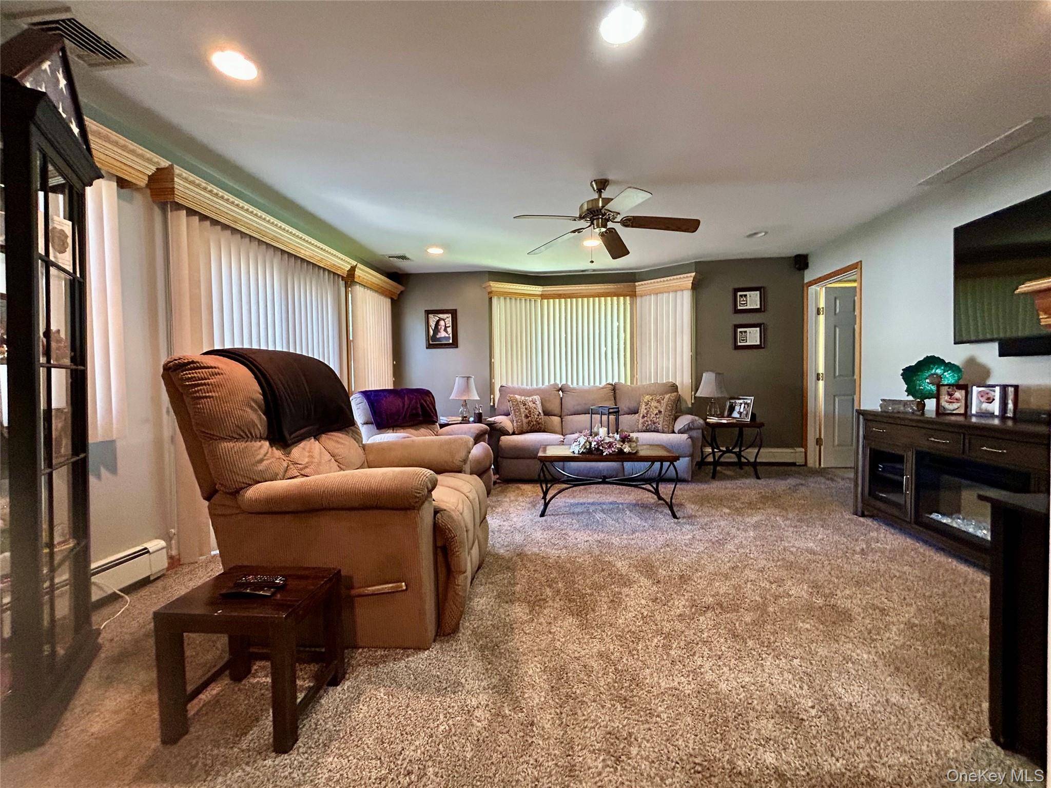 19 Sandpiper LN, Coram, NY 11727