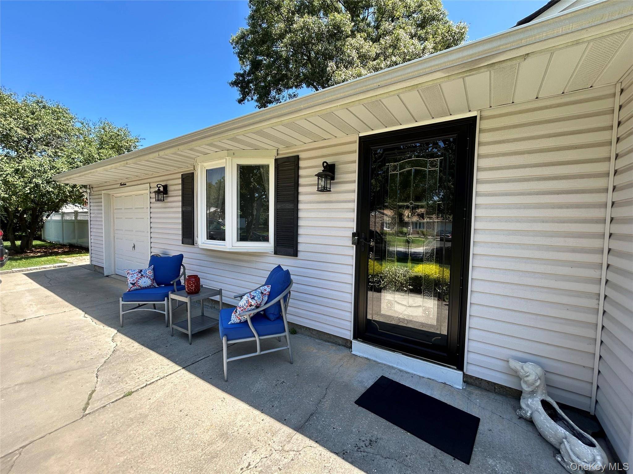 19 Sandpiper LN, Coram, NY 11727