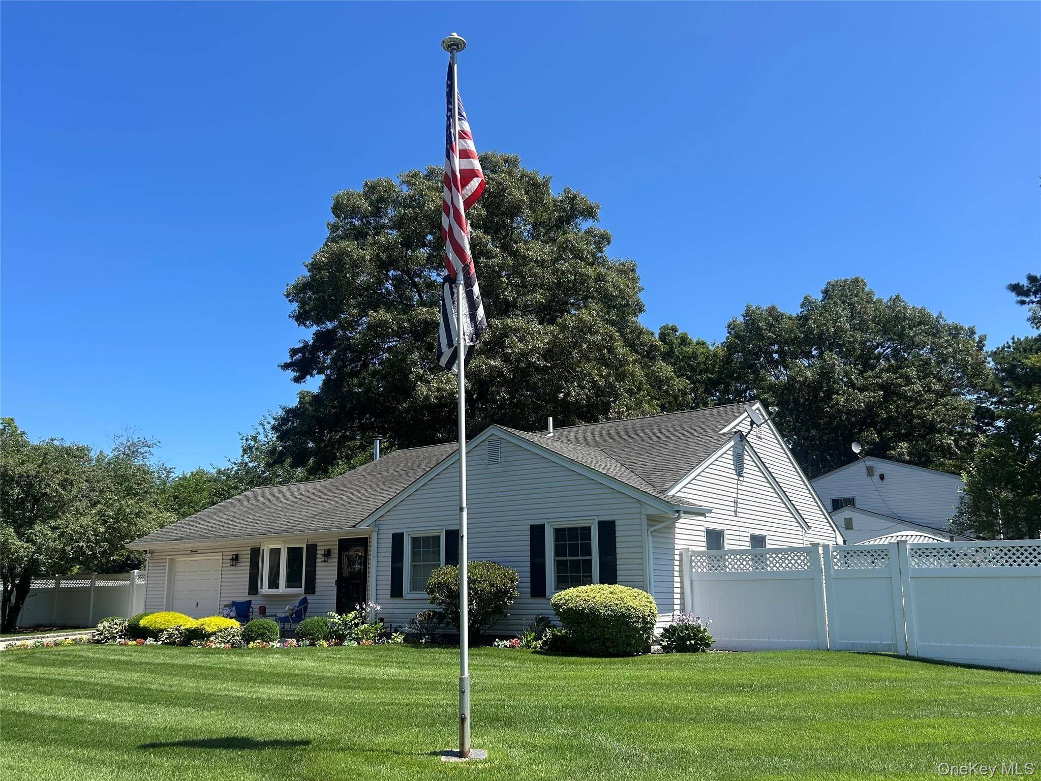 19 Sandpiper LN, Coram, NY 11727
