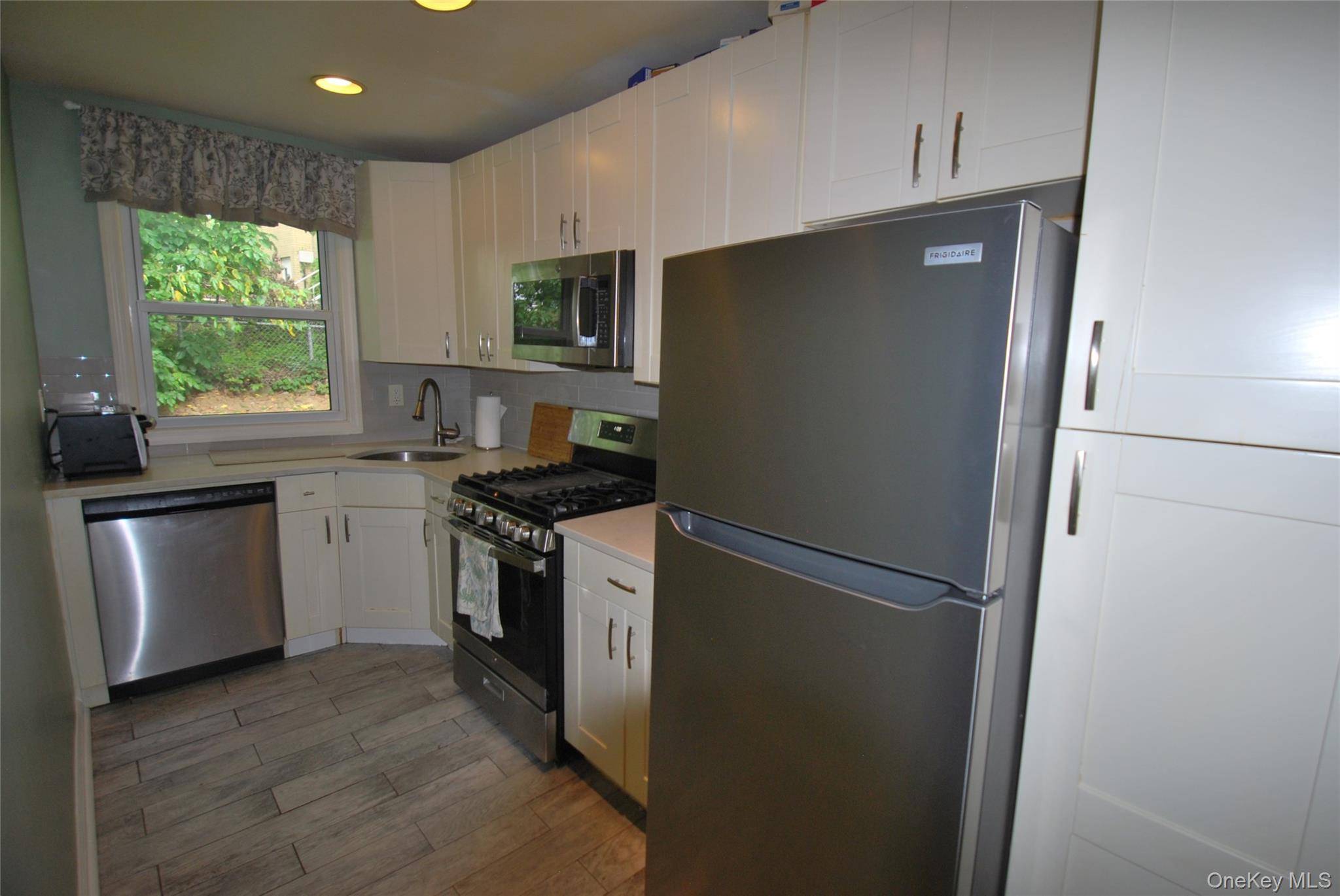 9 Stokes RD #1A, Yonkers, NY 10710