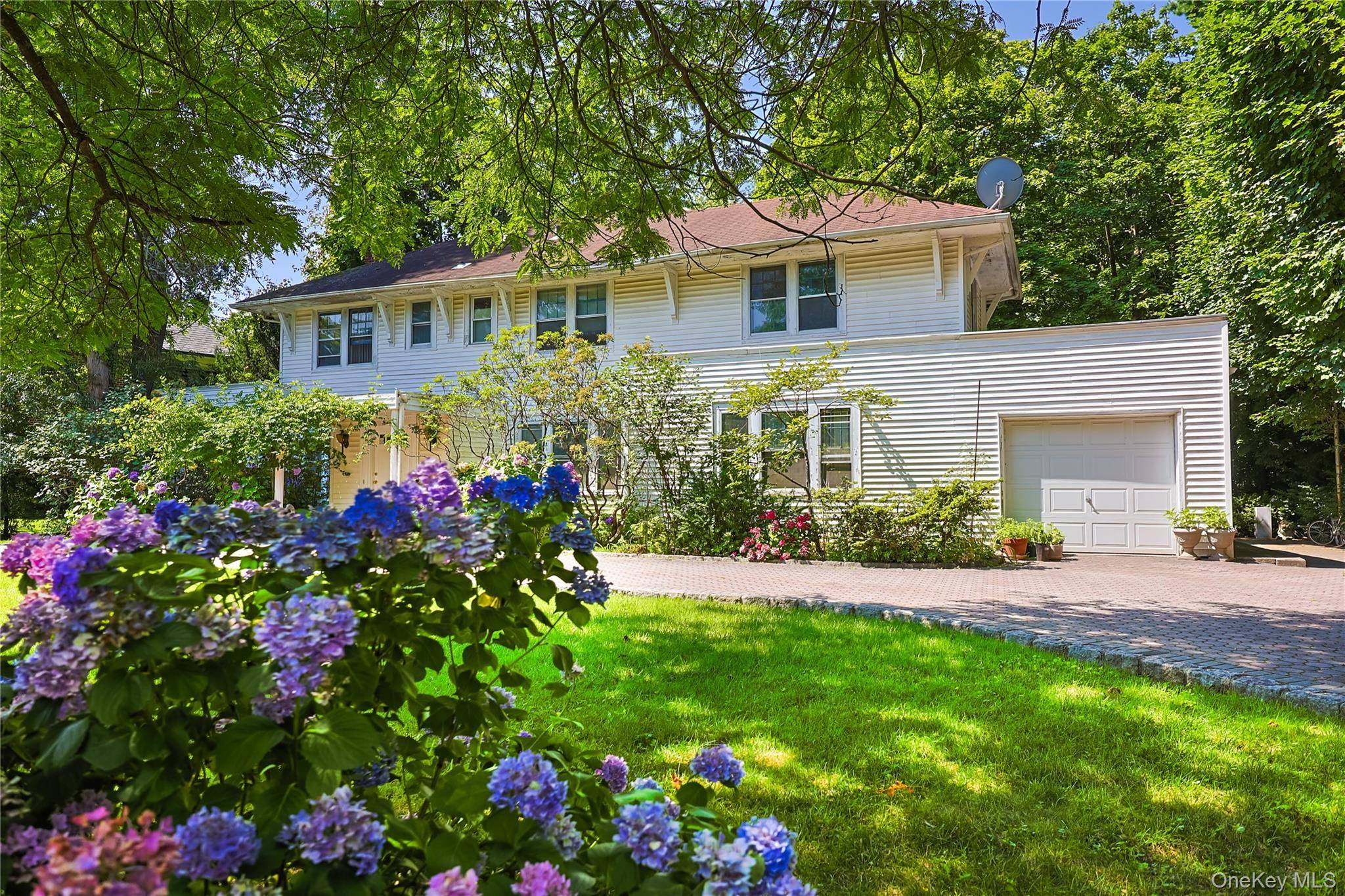 14 Clover DR, Great Neck, NY 11021