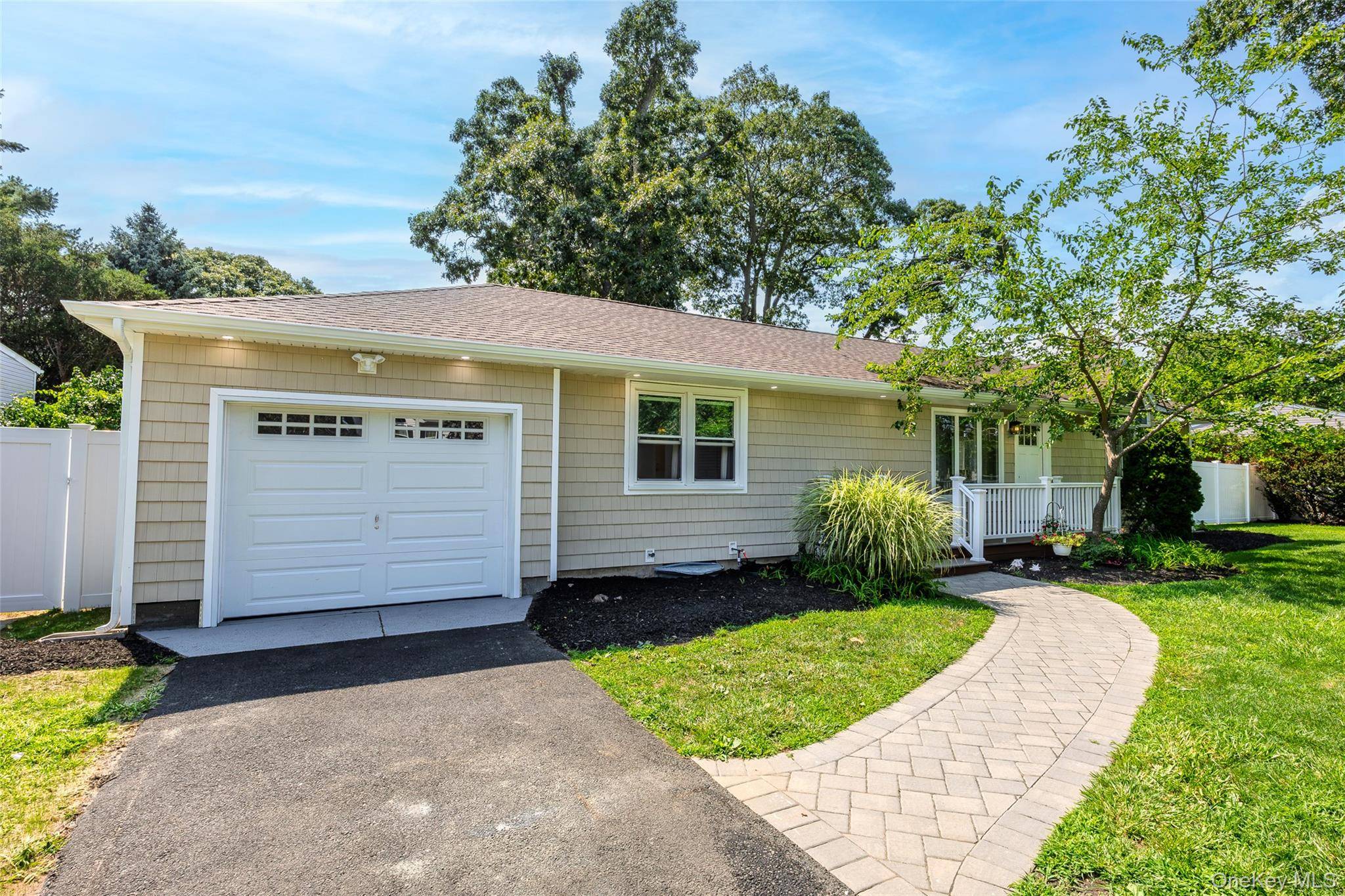 126 Holiday BLVD, Center Moriches, NY 11934