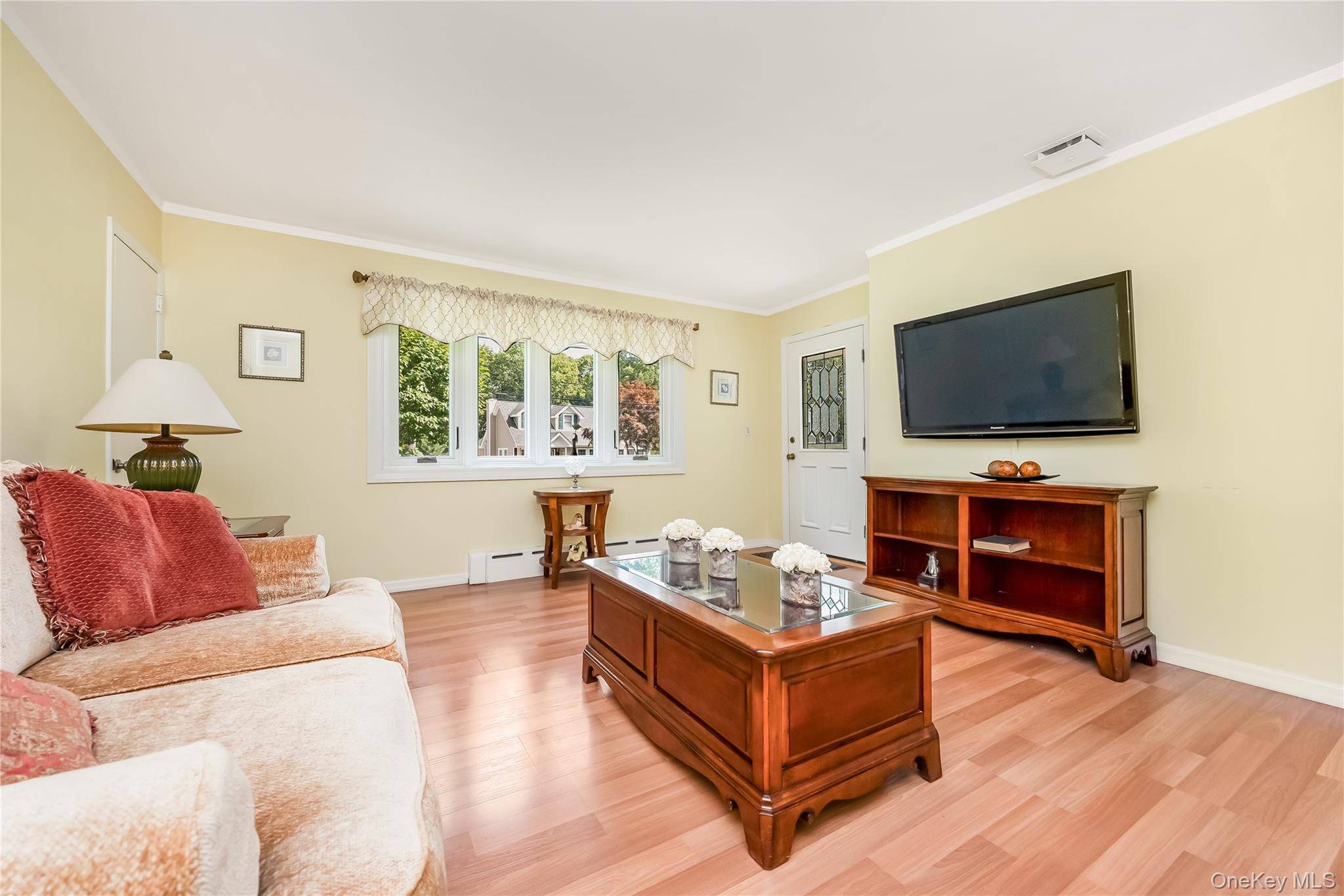 42 Pineacre DR, Smithtown, NY 11787