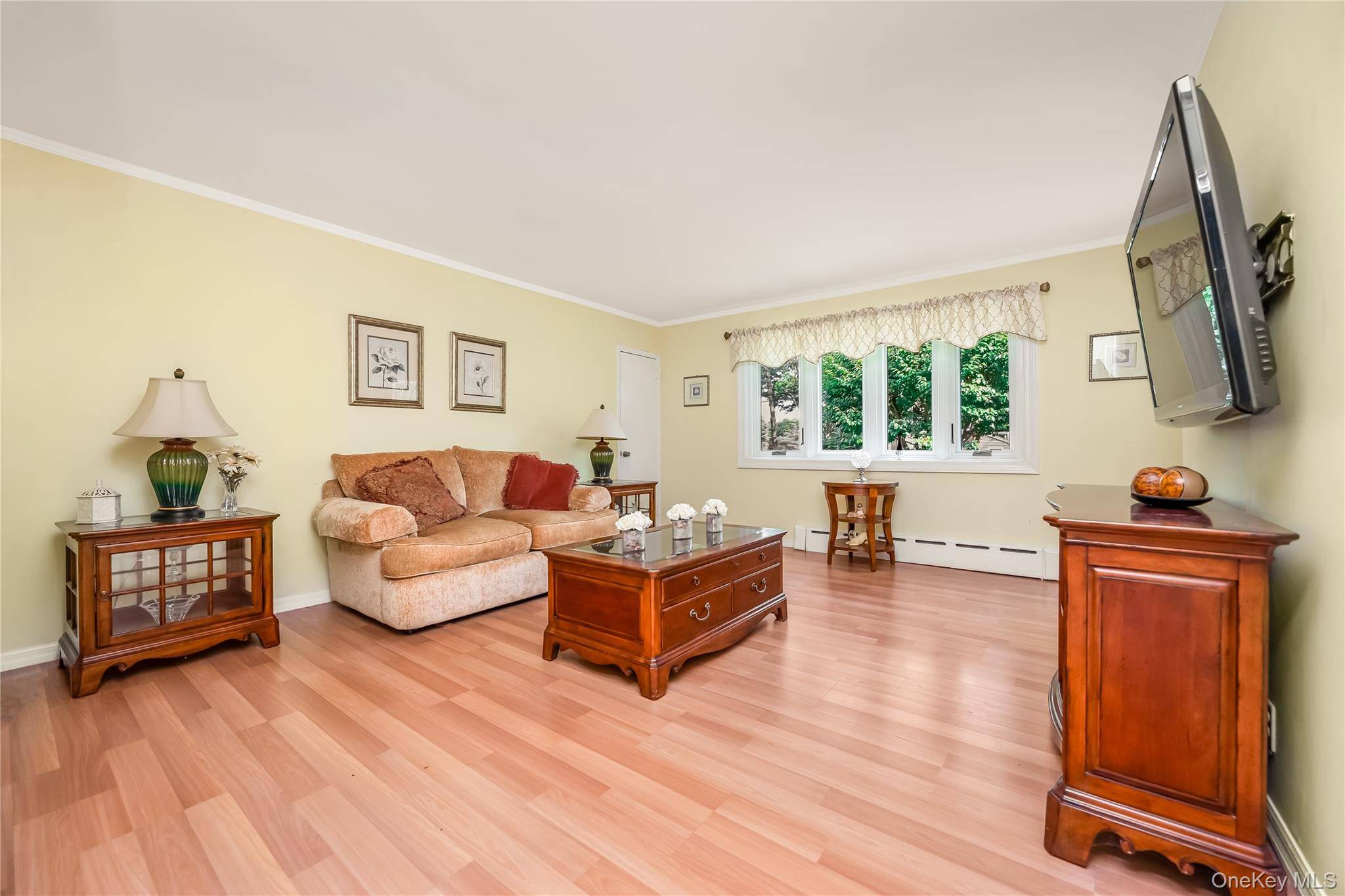 42 Pineacre DR, Smithtown, NY 11787