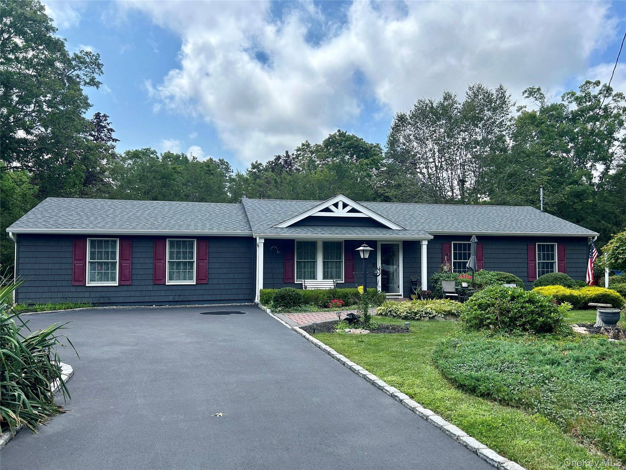 54 Madeline RD, Ridge, NY 11961