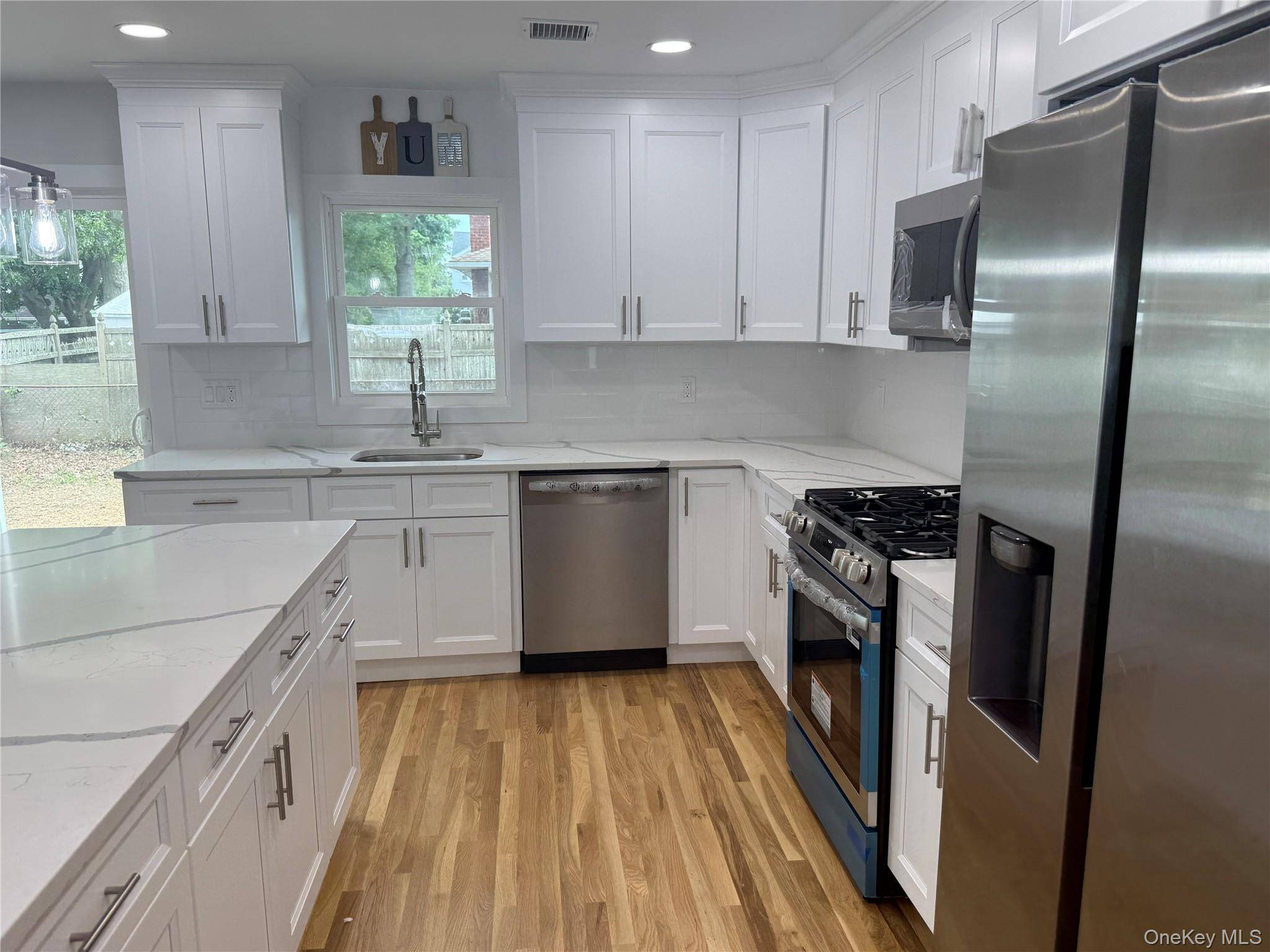 2 5th AVE, Farmingdale, NY 11735