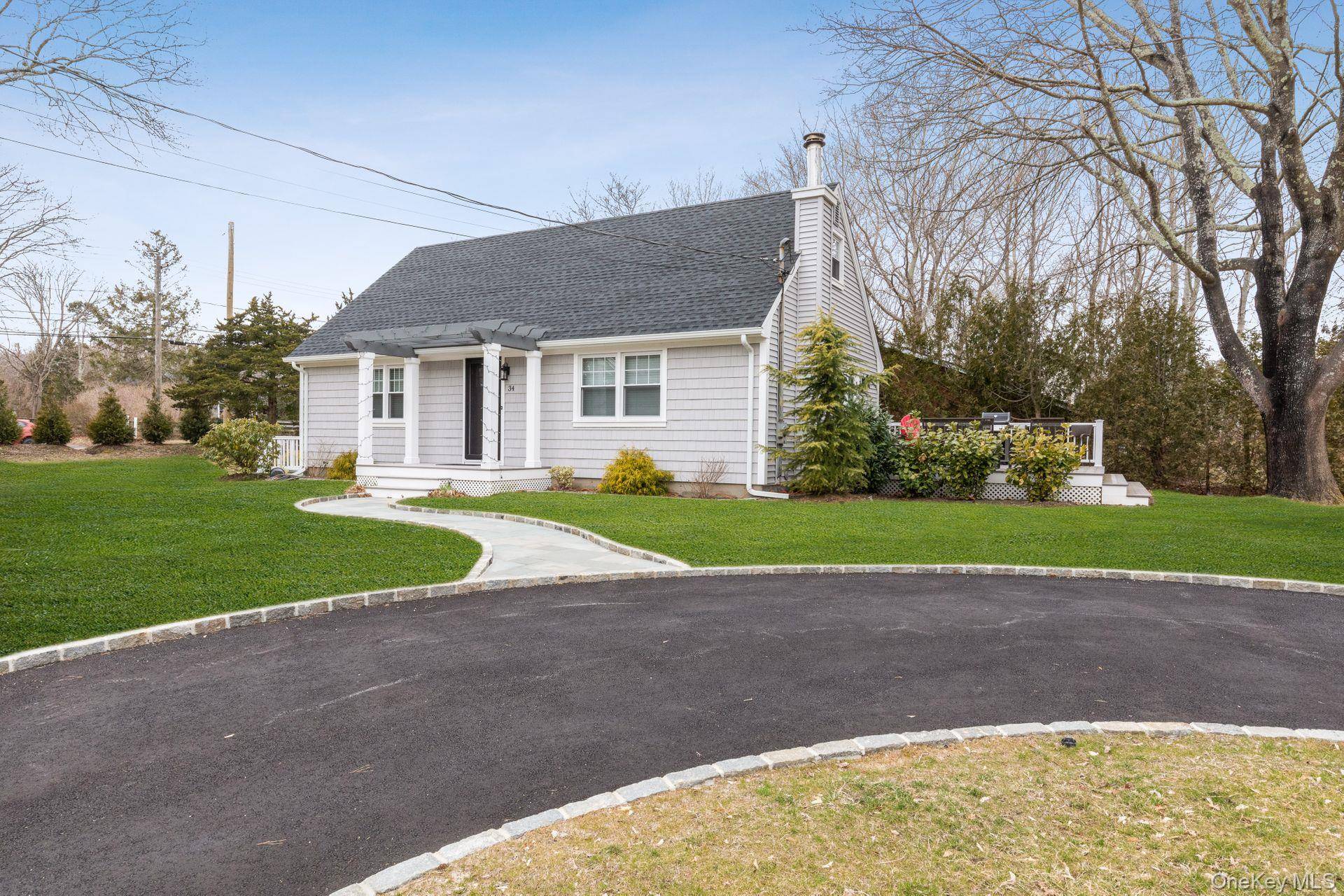 34 Norbury RD, Hampton Bays, NY 11946