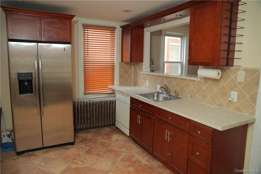 4457 Mundy LN, Bronx, NY 10466