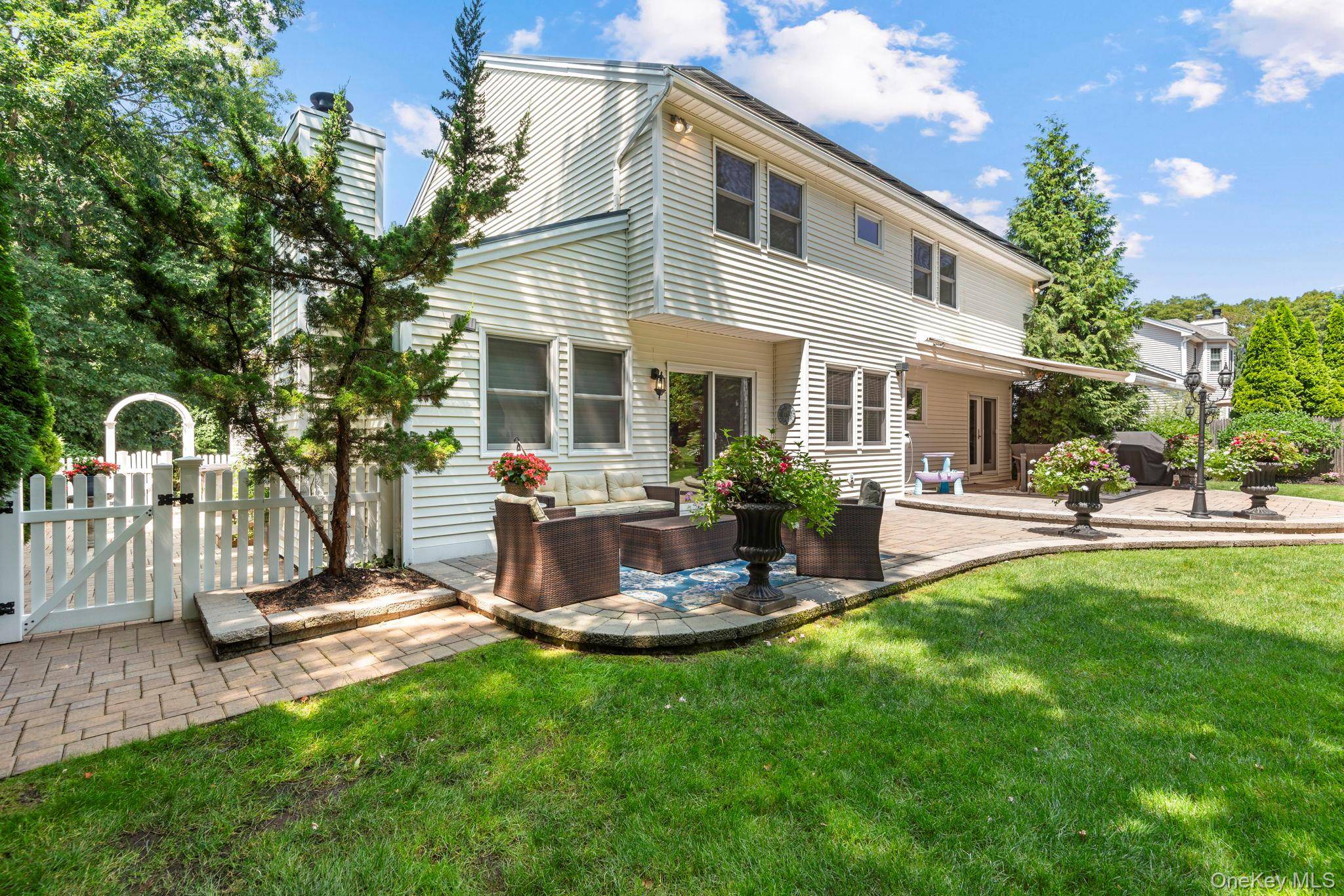 35 Pine Ridge DR, Smithtown, NY 11787