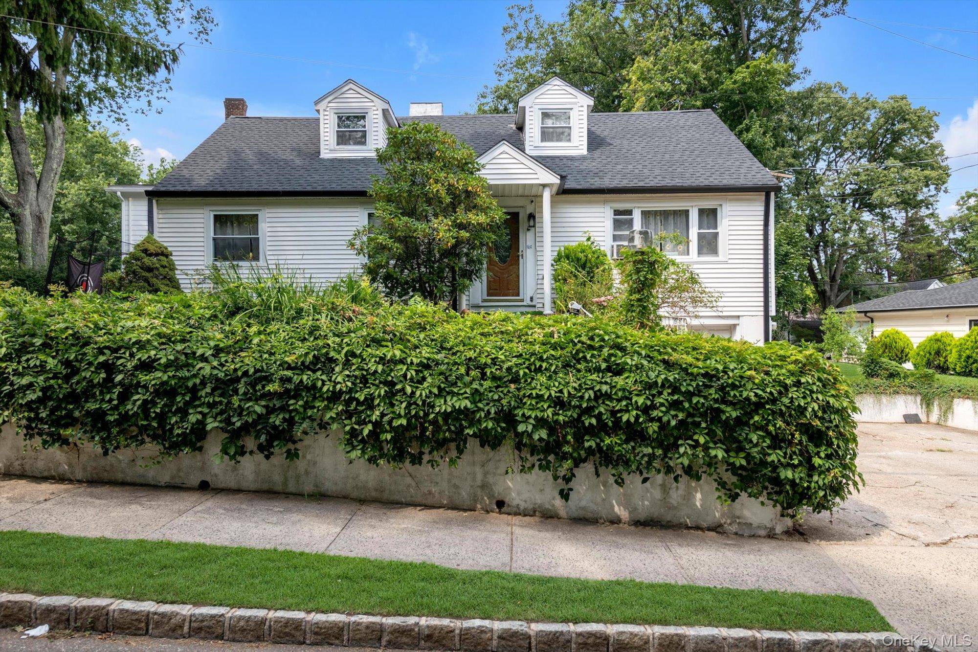 257 Schenck AVE, Great Neck, NY 11021