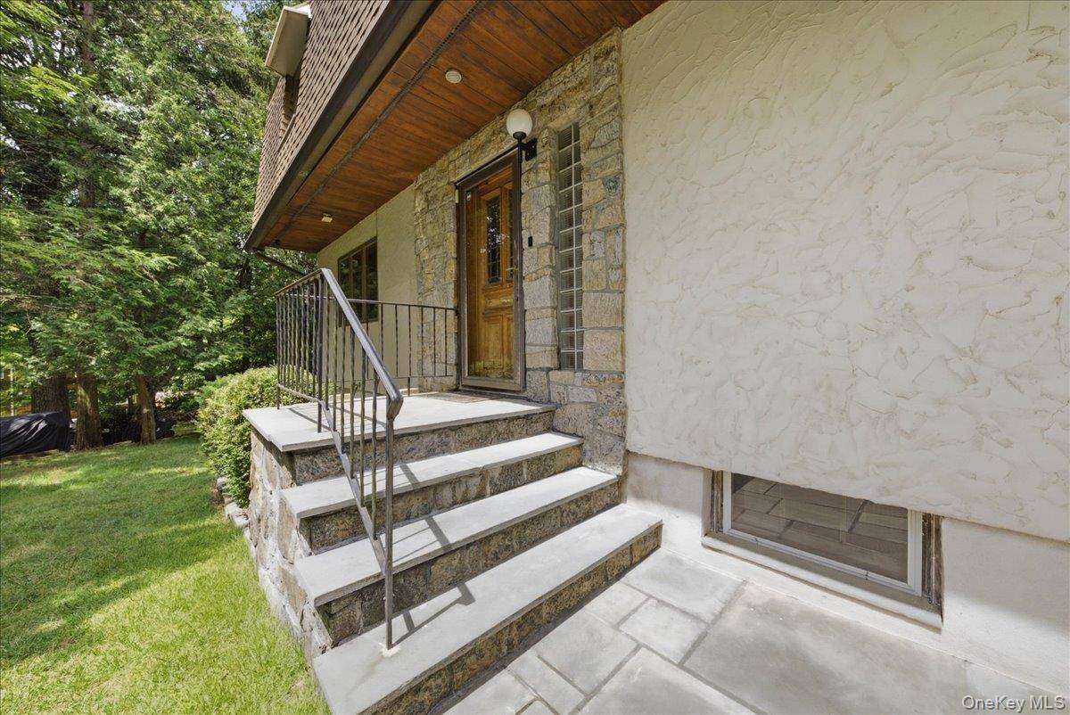 15 Woodcrest TER, Amawalk, NY 10501