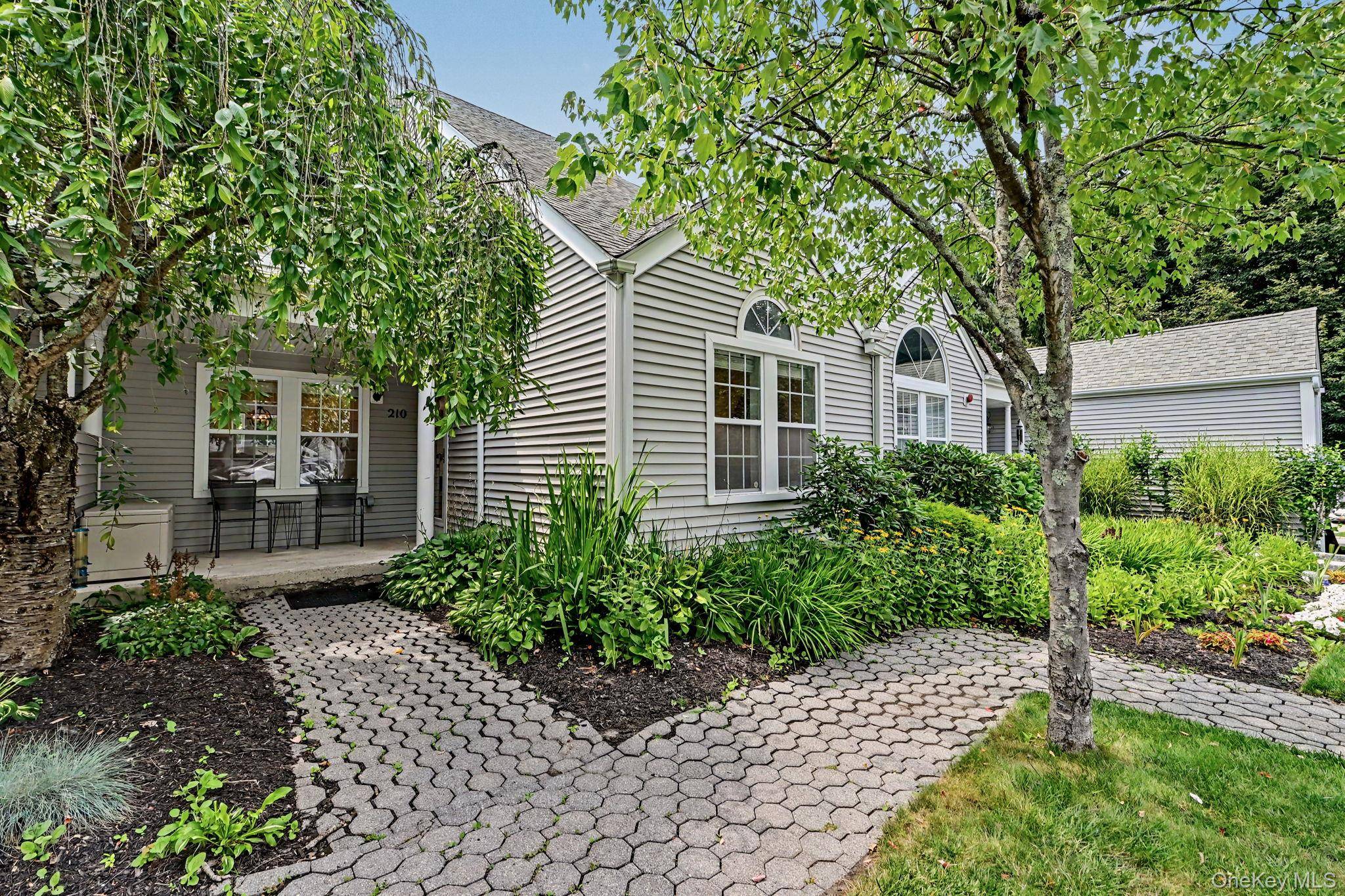 210 Sandpiper CT #210, Yorktown Heights, NY 10598