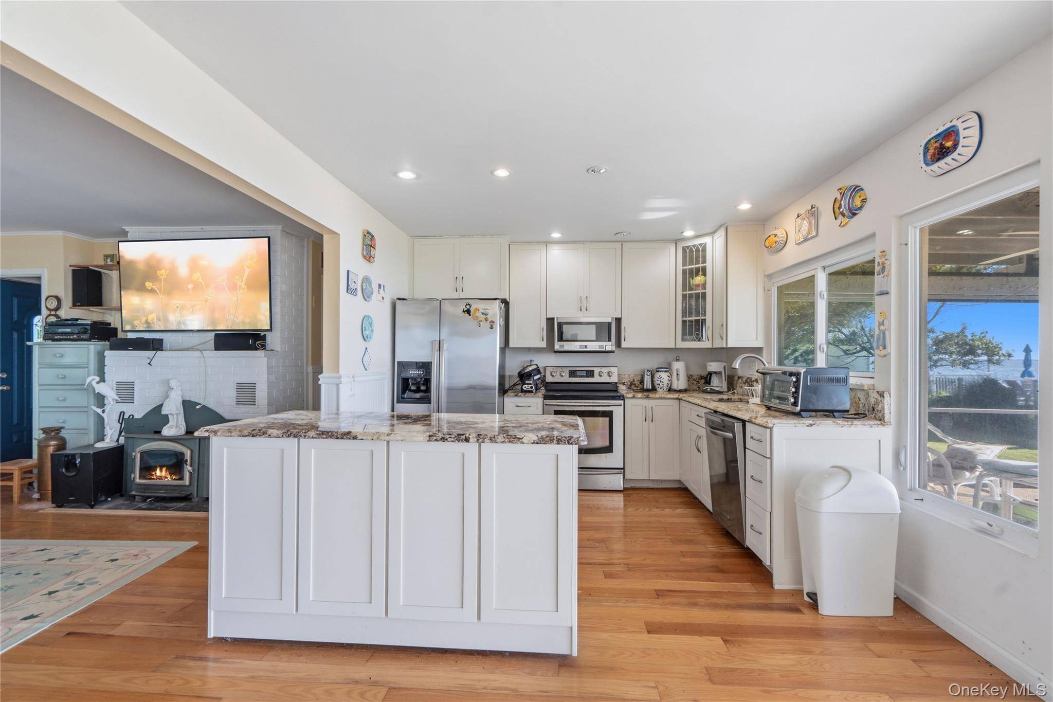 62 Grandview DR, Shirley, NY 11967
