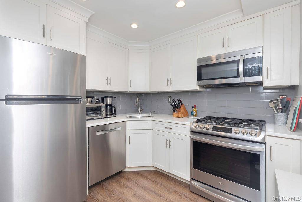15 LEEWOOD CIR #1R, Eastchester, NY 10709