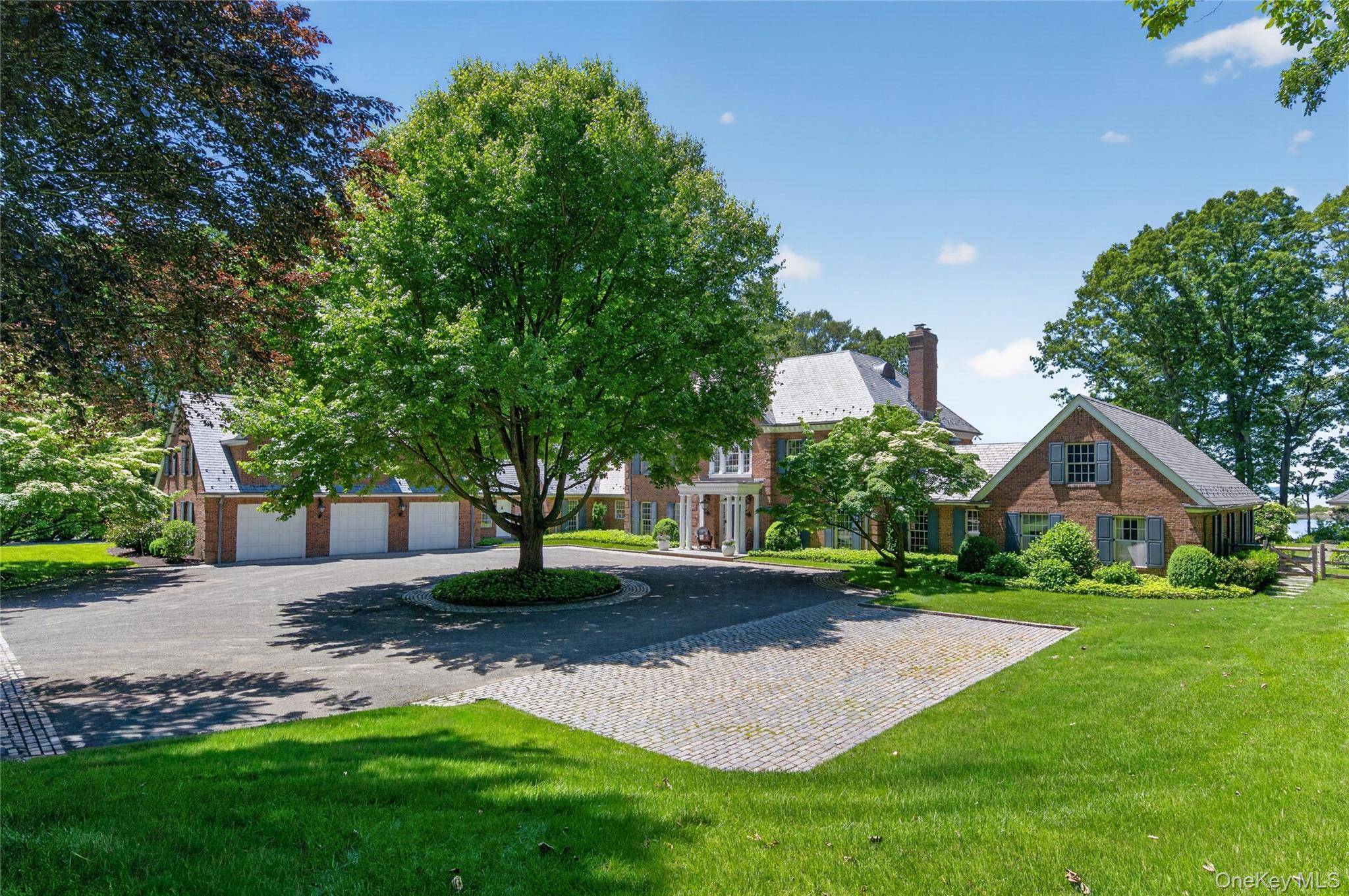 2 Lands End RD, Locust Valley, NY 11560