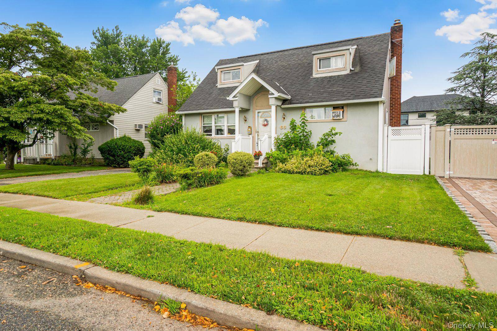 68 Cliff DR, Hicksville, NY 11801