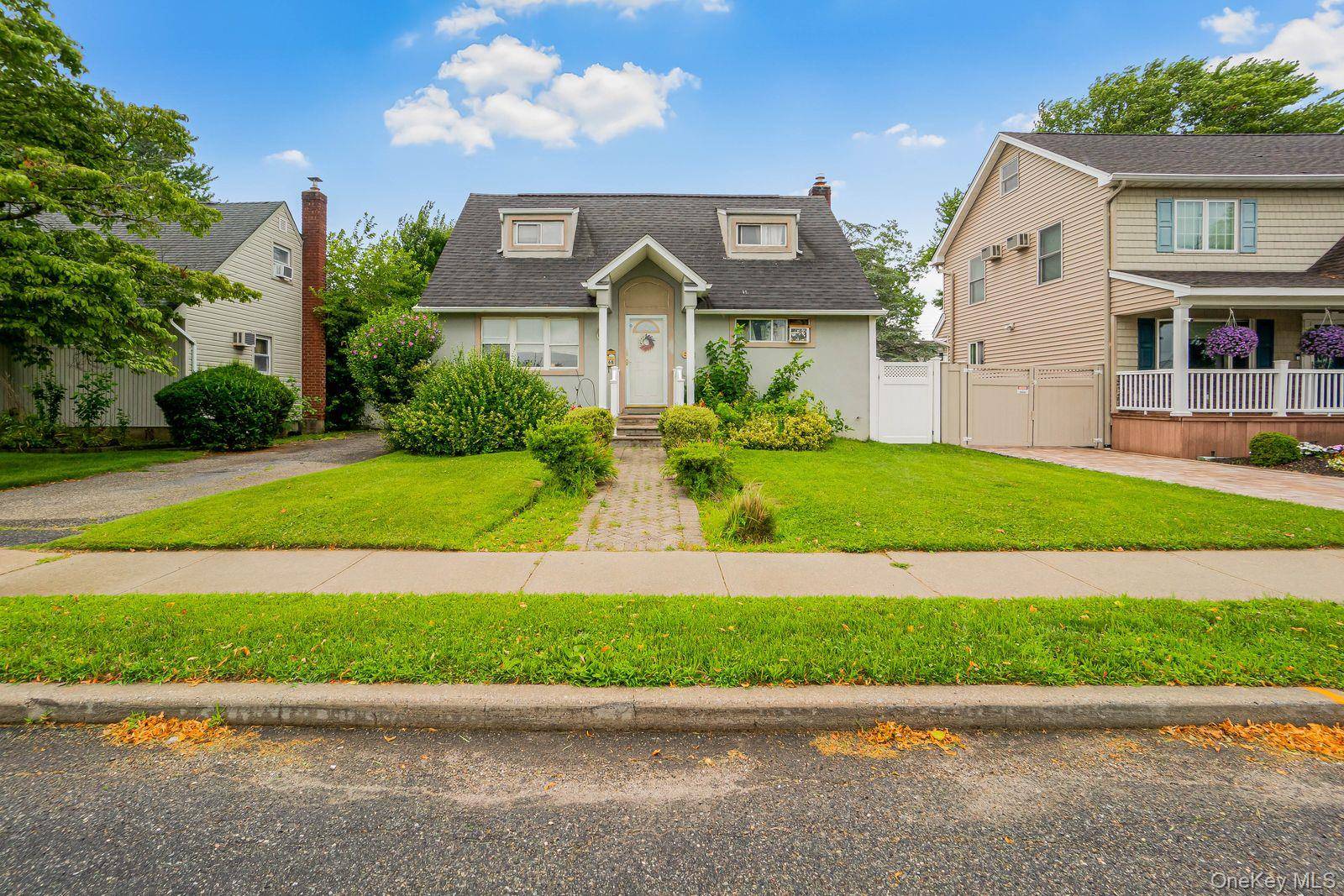 68 Cliff DR, Hicksville, NY 11801