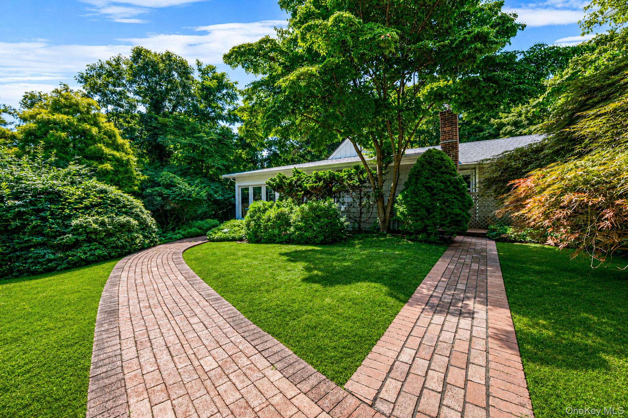 90 Locust LN, Northport, NY 11768