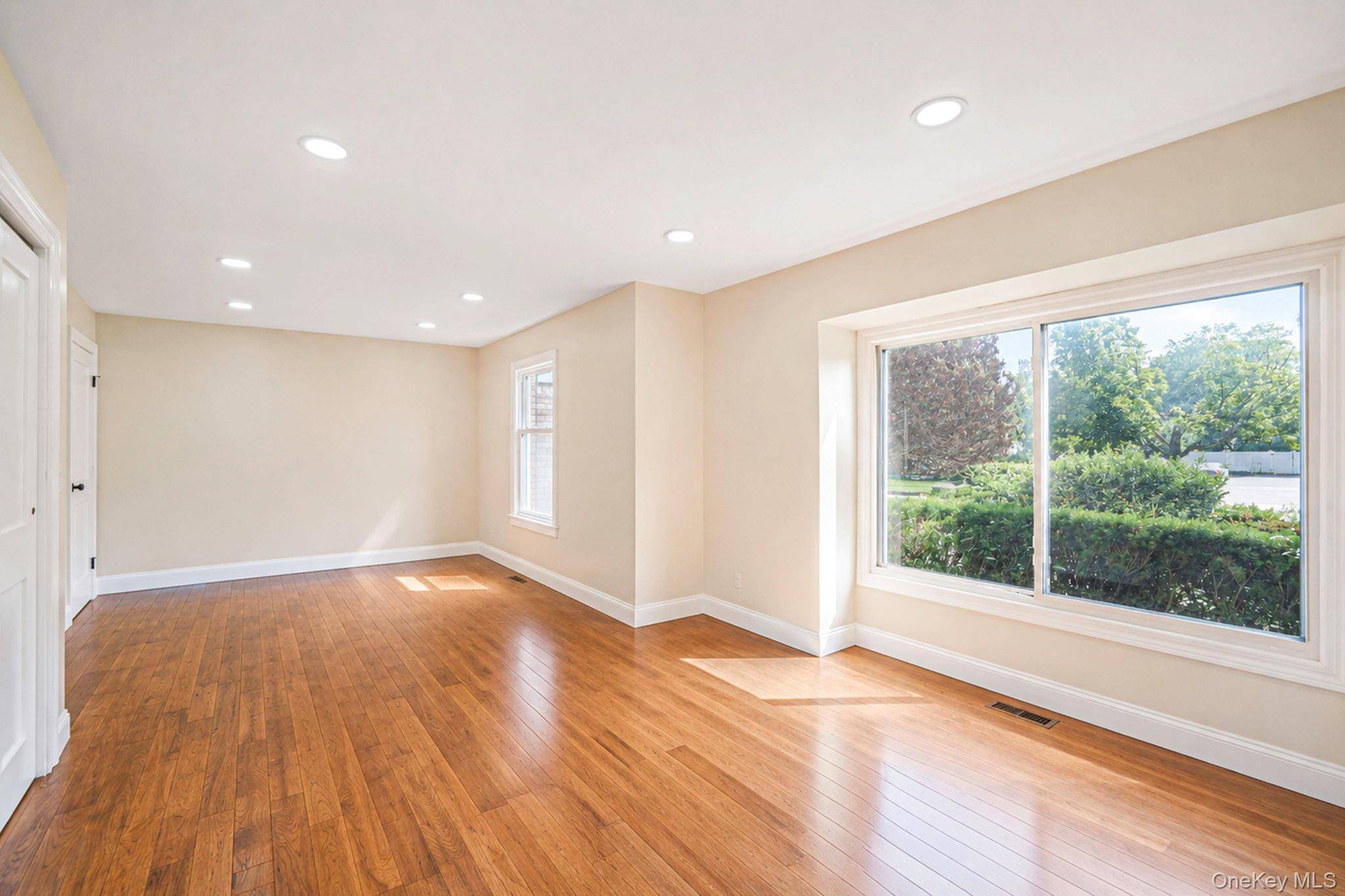10 Springmeadow DR, Kings Park, NY 11754