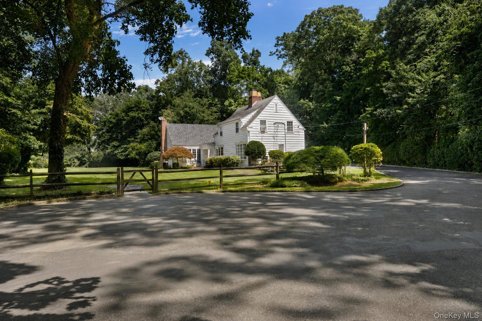 1 Stonegate LN, Old Brookville, NY 11545